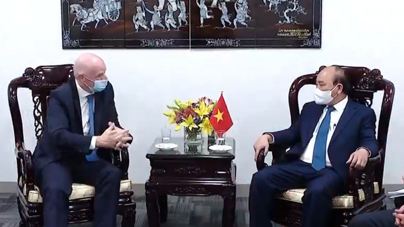 Chủ tịch nước Nguyễn Xuân Phúc tiếp Chủ tịch FIFA Gianni Infantino. (Ảnh chụp màn hình) Chủ tịch nước Nguyễn Xuân Phúc tiếp Chủ tịch FIFA Gianni Infantino. (Ảnh chụp màn hình)