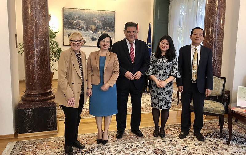 Đại sứ Nguyễn Thị Bích Thảo làm việc với Đại sứ Croatia tại Hungary Mladen Andrlić. Đại sứ Nguyễn Thị Bích Thảo làm việc với Đại sứ Croatia tại Hungary Mladen Andrlić.