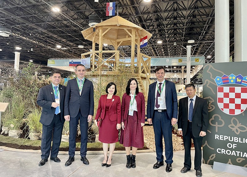 Đại sứ Nguyễn Thị Bích Thảo gặp Bộ trưởng Nông nghiệp Croatia Marija Vučković khi bên lề Triển lãm quốc tế về săn bắn và thiên nhiên tại thủ đô Budapest. Đại sứ Nguyễn Thị Bích Thảo gặp Bộ trưởng Nông nghiệp Croatia Marija Vučković khi bên lề Triển lãm quốc tế về săn bắn và thiên nhiên tại thủ đô Budapest.