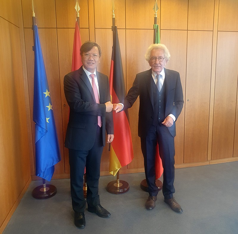 Tổng Lãnh sự Việt Nam tại Frankfurt am Main, Lê Quang Long và ông Stephan Holthoff Pfortner, Bộ trưởng phụ trách các vấn đề châu Âu và quan hệ quốc tế bang North Rhine-Westphalia. 
