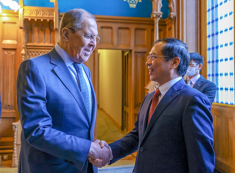 Bộ trưởng Ngoại giao Nga Sergey Lavrov đón Bộ trưởng Ngoại giao Bùi Thanh Sơn. Bộ trưởng Ngoại giao Nga Sergey Lavrov đón Bộ trưởng Ngoại giao Bùi Thanh Sơn.