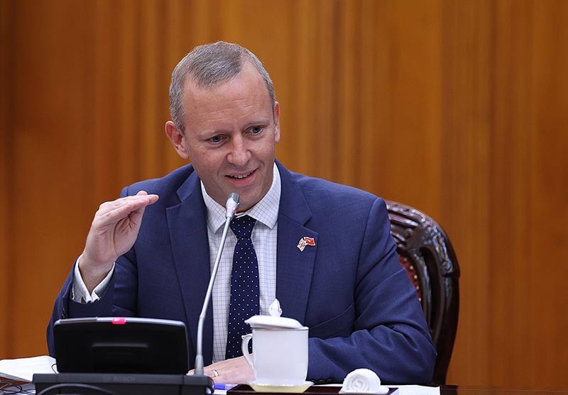 Đại sứ Liên hiệp Vương quốc Anh và Bắc Ireland tại Việt Nam Gareth Ward phát biểu.