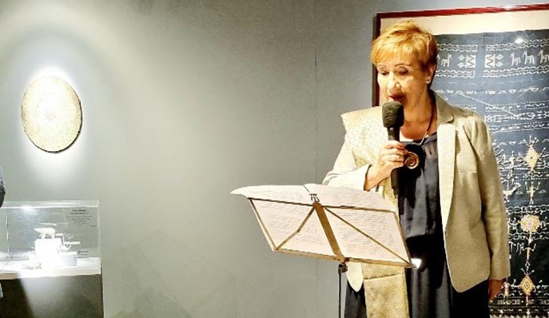 Bà Laurence Mattet, Giám đốc Musee Barbier-Mueller giới thiệu về Triển lãm Nghệ thuật Đông Sơn. Bà Laurence Mattet, Giám đốc Musee Barbier-Mueller giới thiệu về Triển lãm Nghệ thuật Đông Sơn.