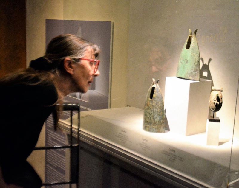 Khách chăm chú ngắm nhìn và tìm hiểu về cổ vật Nghệ thuật Đông Sơn tại lễ khai mạc Triển lãm tại Bảo tàng Barbier Mueller, Geneva. Khách chăm chú ngắm nhìn và tìm hiểu về cổ vật Nghệ thuật Đông Sơn tại lễ khai mạc Triển lãm tại Bảo tàng Barbier Mueller, Geneva.