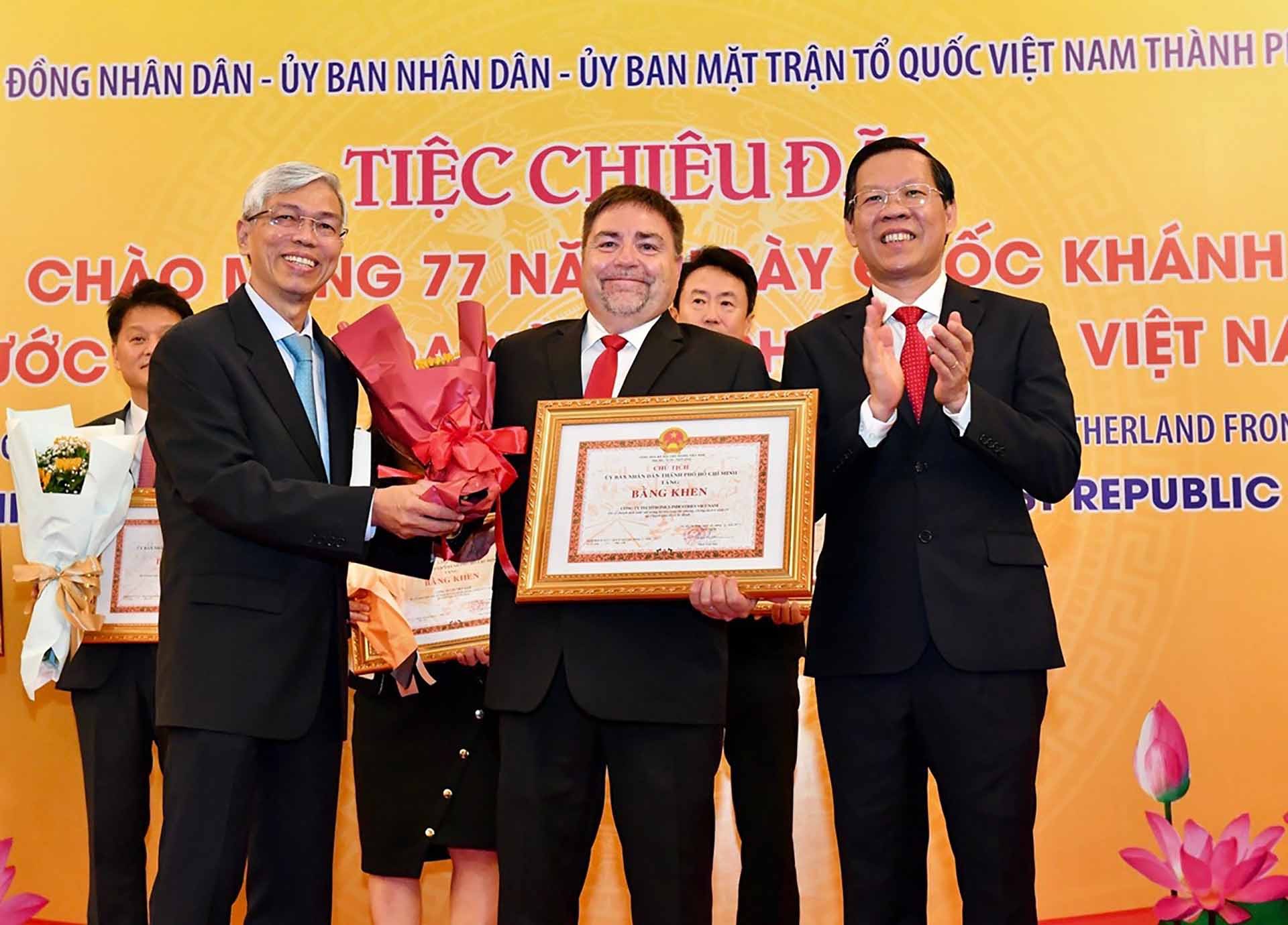 Lãnh đạo UBND Thành phố trao Bằng khen cho đại diện các doanh nghiệp nước ngoài có đóng góp trong công tác phòng, chống dịch Covid-19 của Thành phố.