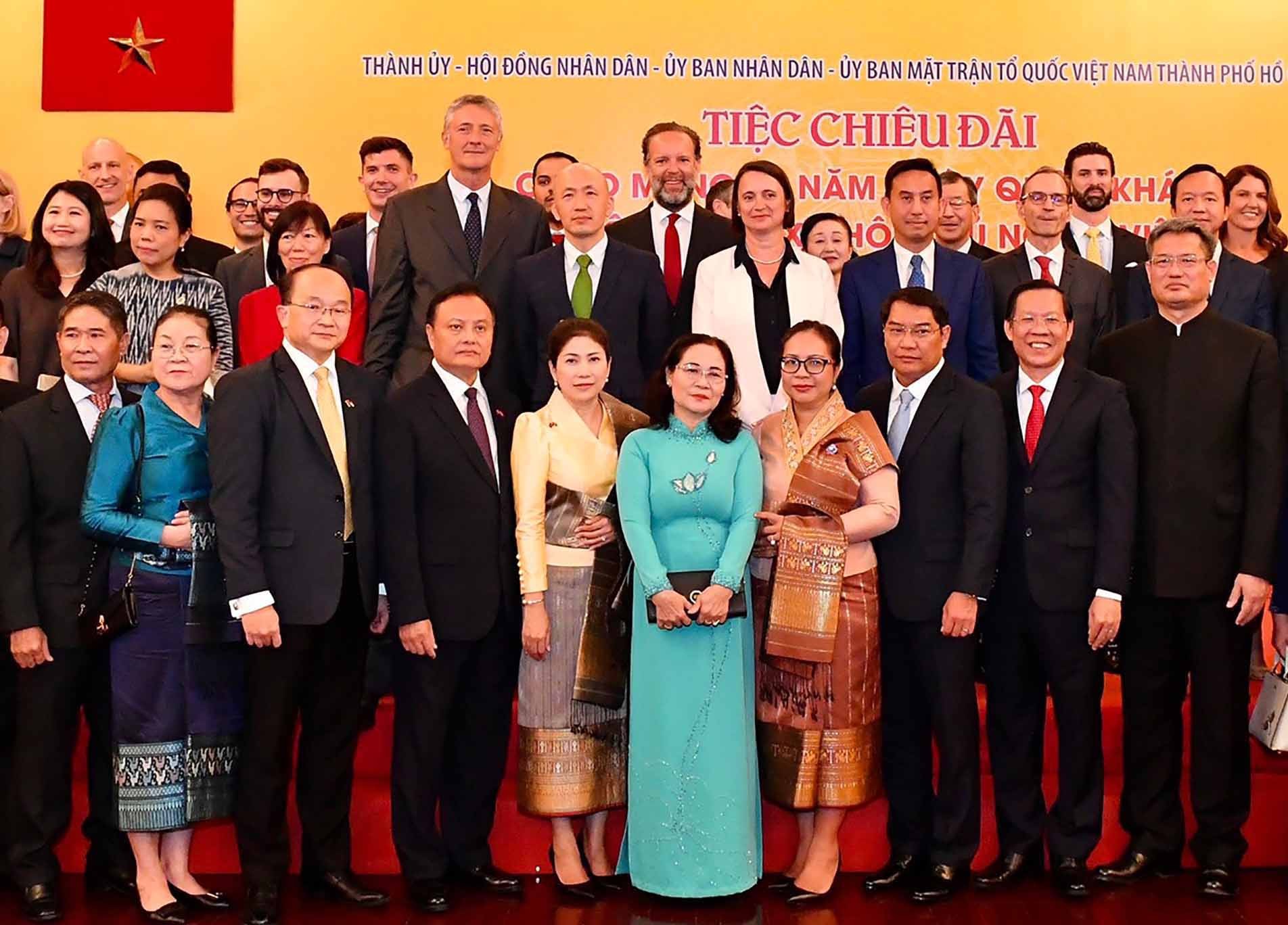 Các đại biểu chụp ảnh lưu niệm