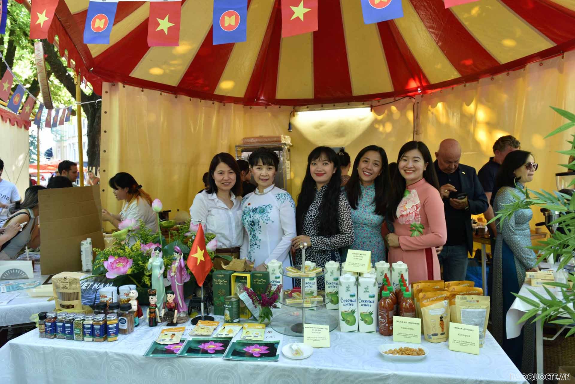 Đại sứ quán Việt Nam tại Hà Lan tham dự Lễ hội đoàn ngoại giao 2022