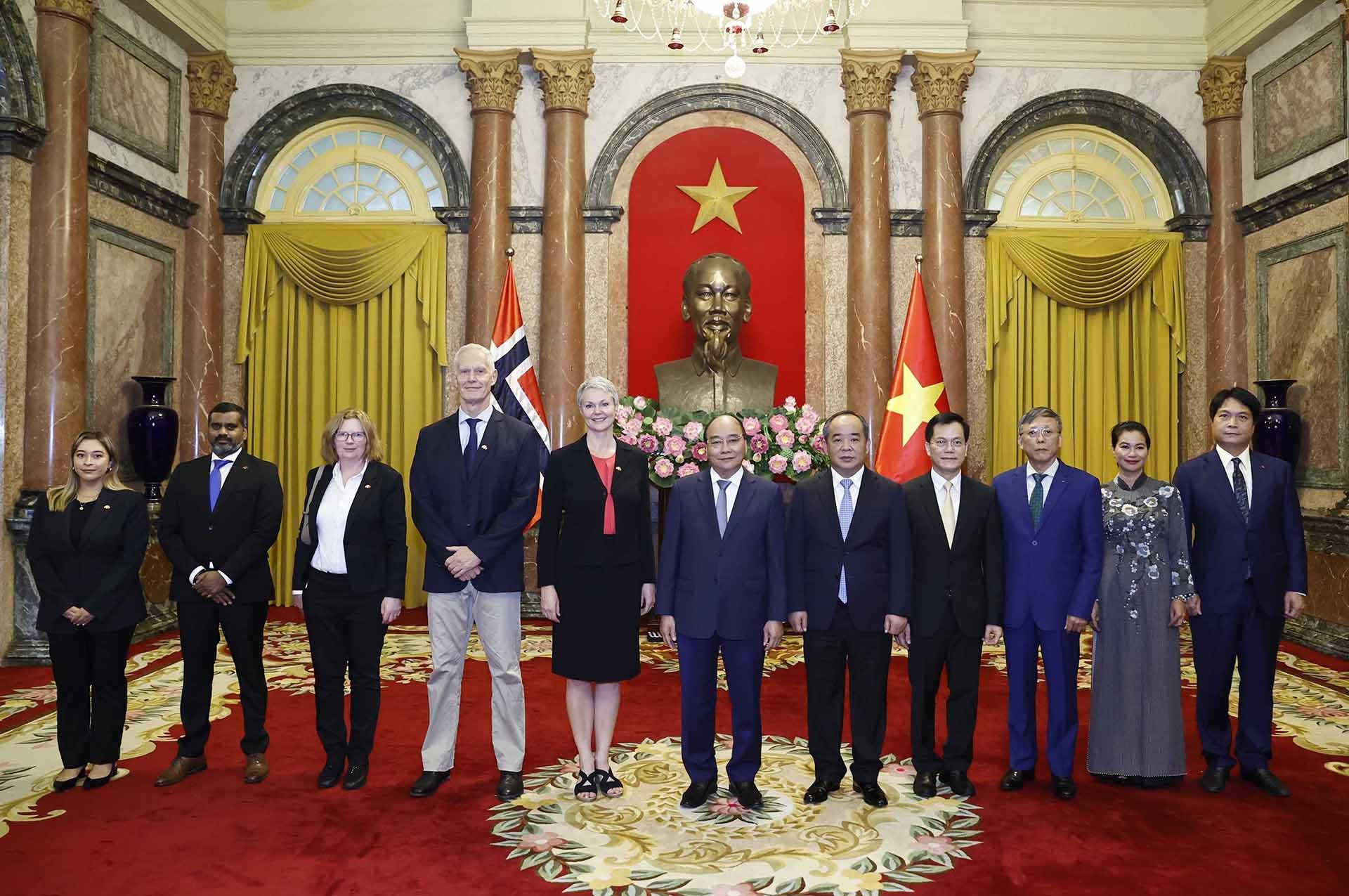 Chủ tịch nước Nguyễn Xuân Phúc tiếp các Đại sứ Anh, Na Uy, Đan Mạch và Czech trình Quốc thư Chủ tịch nước Nguyễn Xuân Phúc tiếp các Đại sứ Anh, Na Uy, Đan Mạch và Czech trình Quốc thư