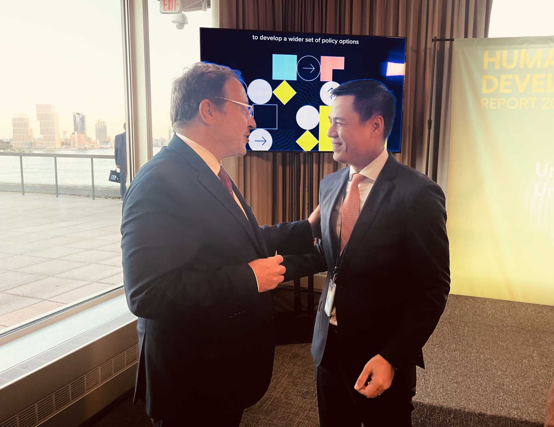 Tổng Giám đốc UNDP Achim Steiner trao đổi với Đại sứ Đặng Hoàng Giang, Trưởng Phái đoàn thường trực Việt Nam tại Liên hợp quốc.