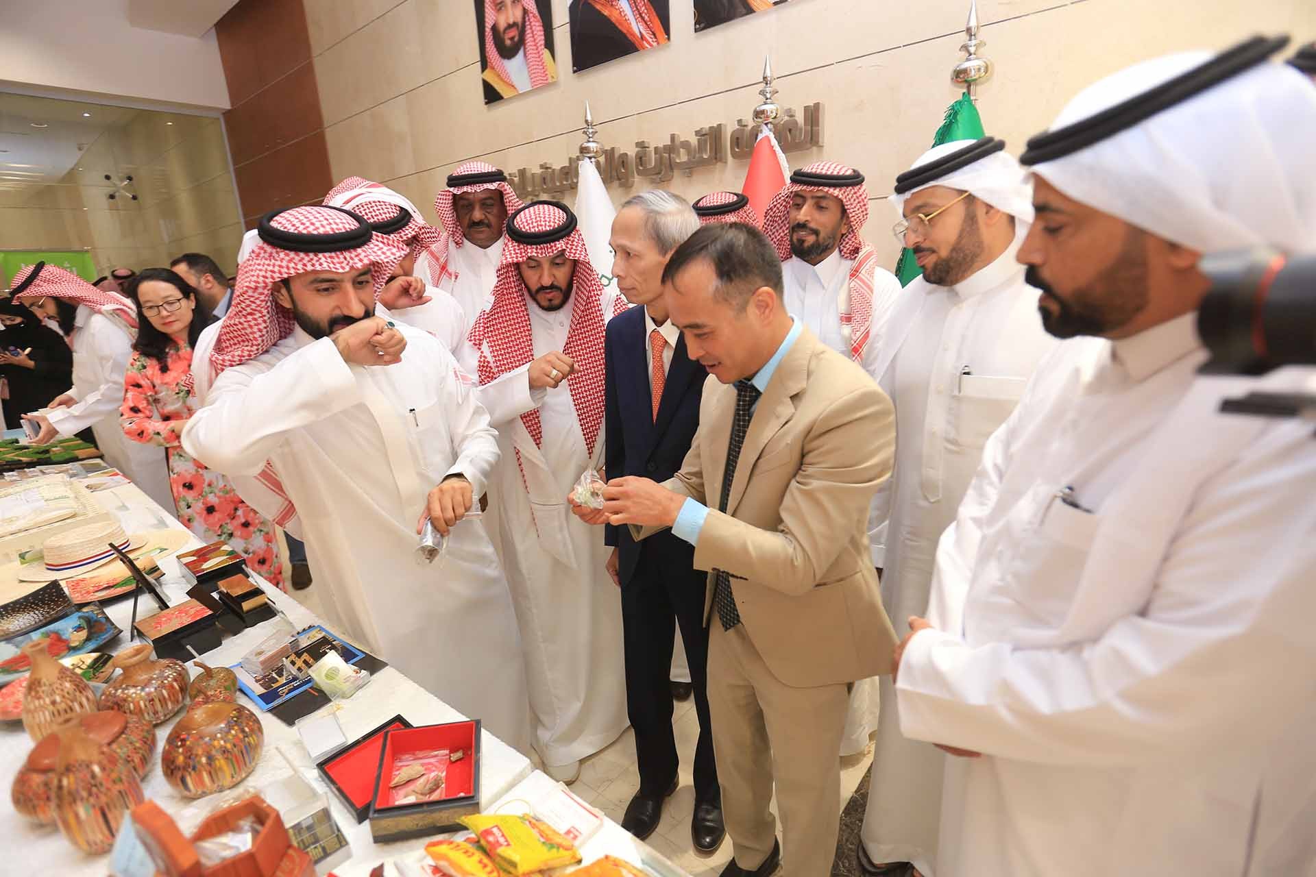 Đại sứ Đặng Xuân Dũng giới thiệu sản phẩm xuất khẩu của Việt Nam.