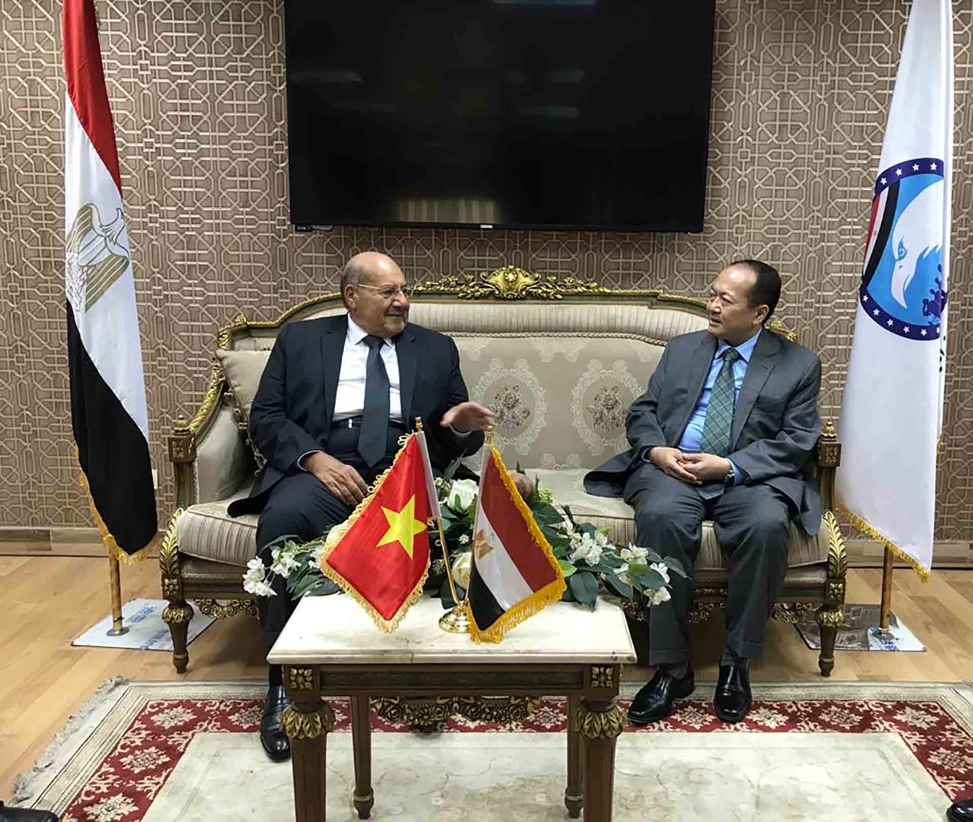 Đại sứ Nguyễn Huy Dũng chào xã giao ông Abdel Wahab Abdel Razek Chủ tịch Thượng viện Ai Cập, Chủ tịch Đảng Mustaqbal Watan.