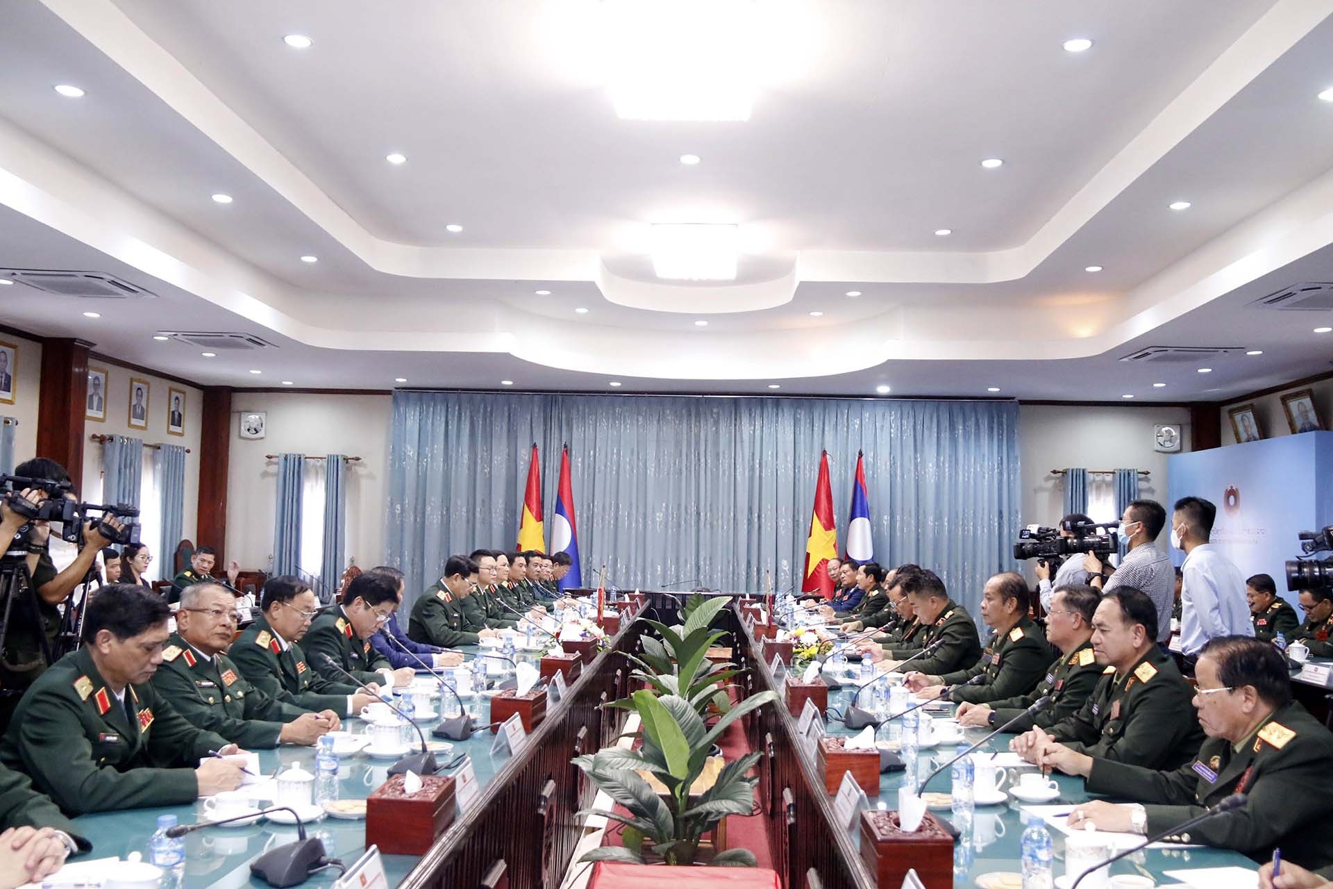 Quang cảnh cuộc hội đàm tại Bộ Quốc phòng Lào. (Nguồn: TTXVN)