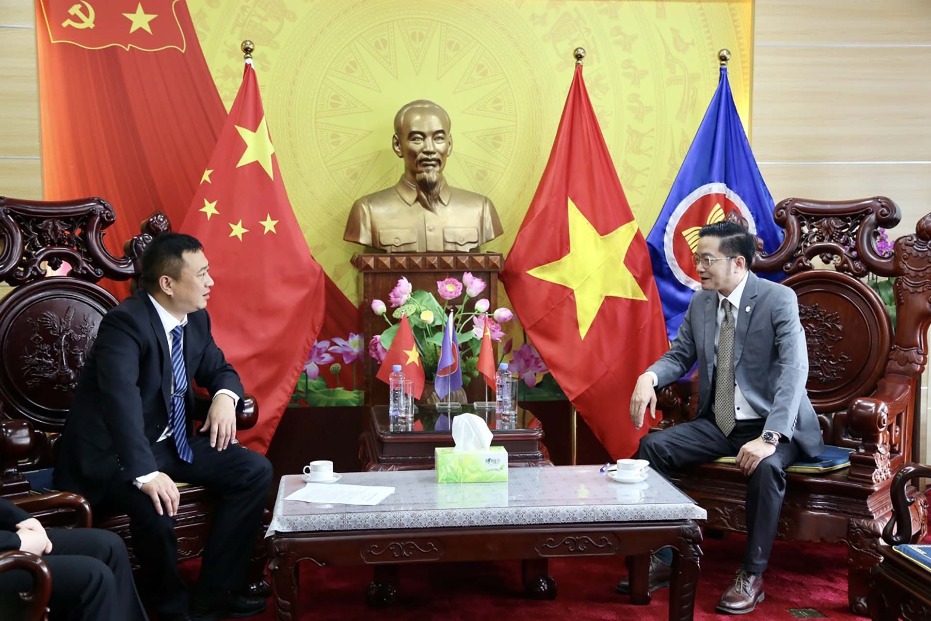 Tổng lãnh sự Việt Nam tại Nam Ninh Đỗ Nam Trung tiếp và làm việc với ông Chân Kiến Vĩ, Thường vụ Thành ủy, Phó Thị trưởng thành phố Sùng Tả, Quảng Tây.