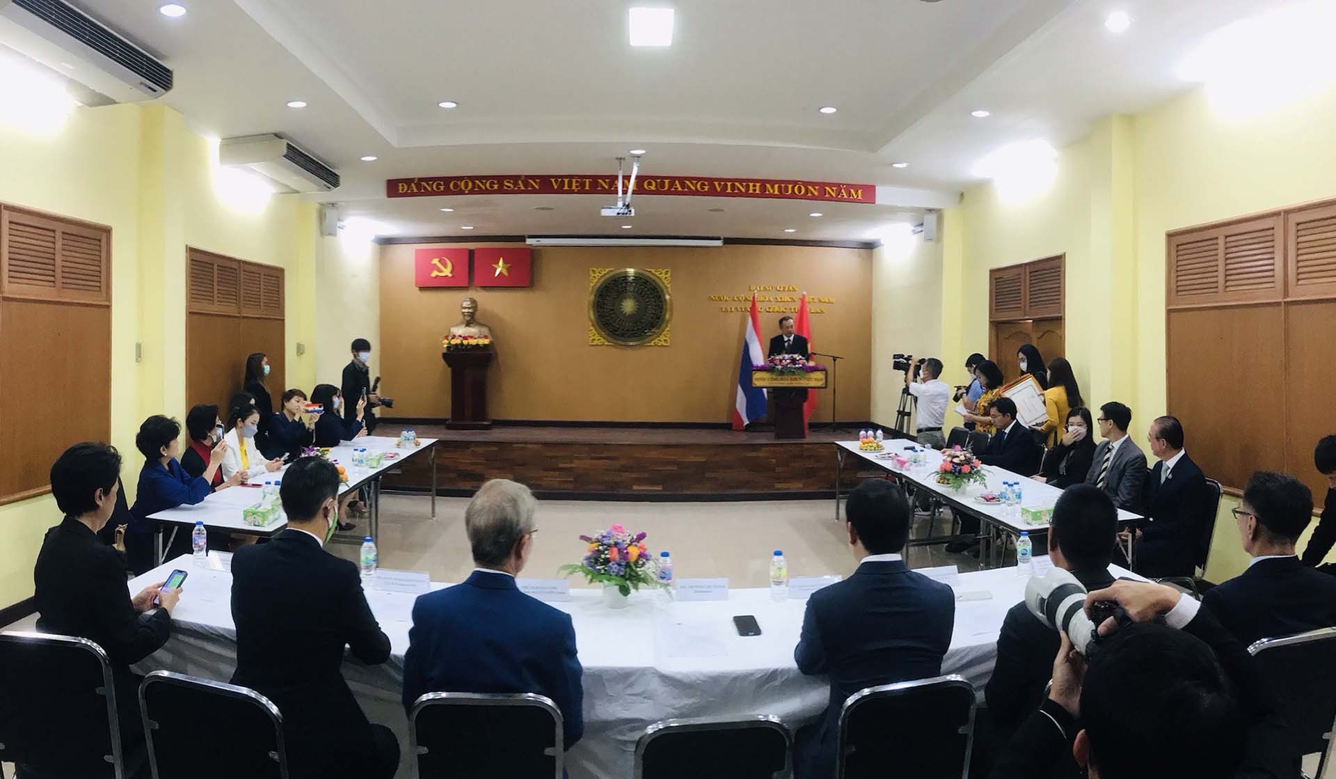 Trao tặng Bằng khen của Bộ trưởng Ngoại giao cho một số tổ chức, tập đoàn lớn của Thái Lan