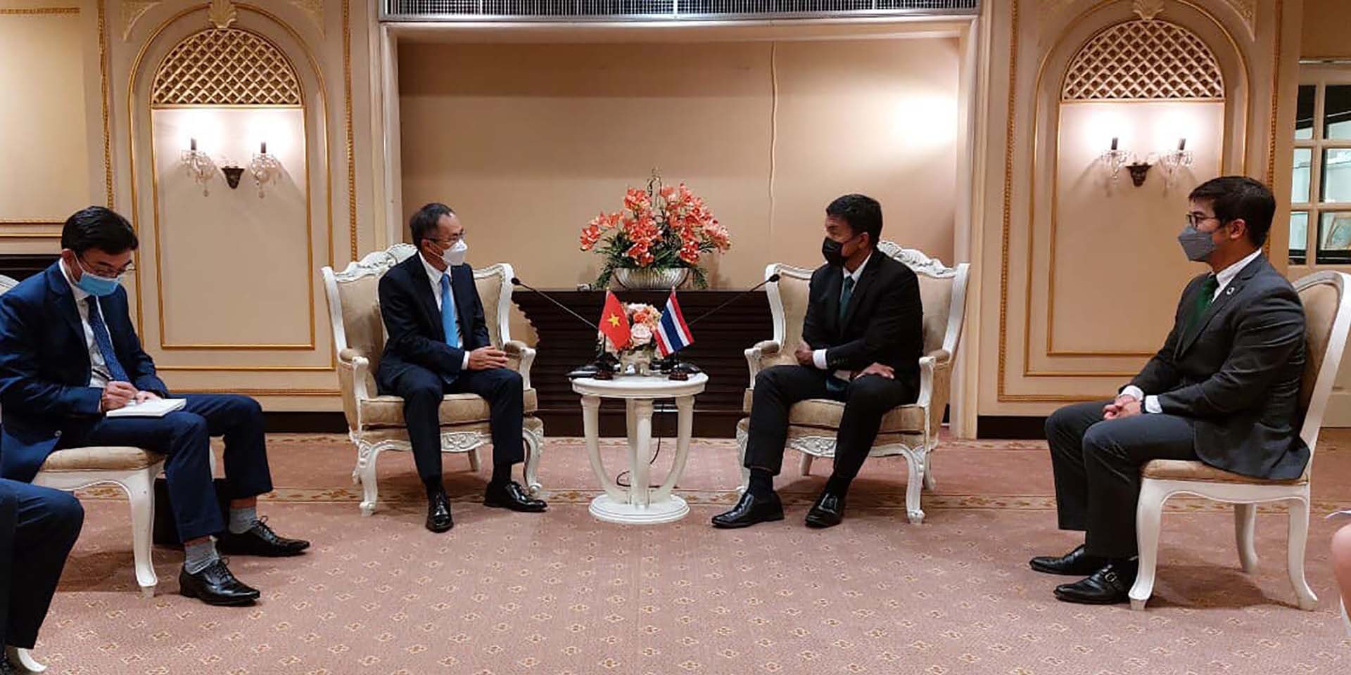 Đại sứ Phan Chí Thành trao đổi với Thị trưởng Bangkok Chadchart Sittipunt Đại sứ Phan Chí Thành trao đổi với Thị trưởng Bangkok Chadchart Sittipunt