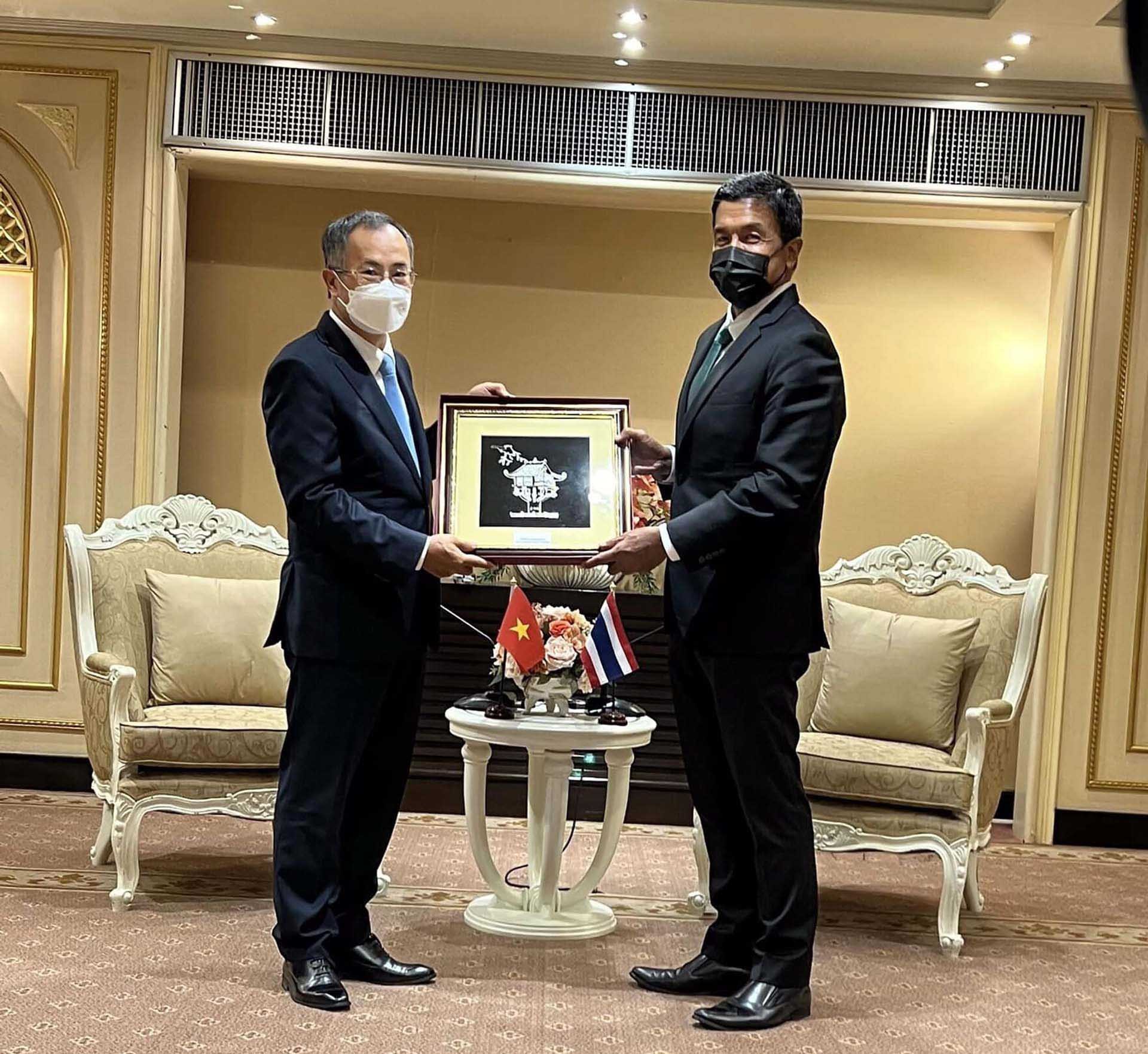 Đại sứ Phan Chí Thành tặng quà lưu niệm Thị trưởng Chadchart Sittipunt. Đại sứ Phan Chí Thành tặng quà lưu niệm Thị trưởng Chadchart Sittipunt.