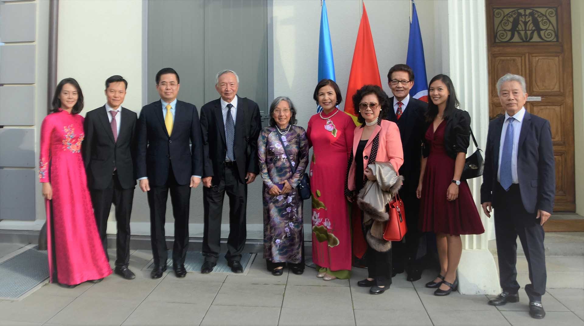 Thứ trưởng Bộ KHCN Nguyễn Hoàng Giang và Đại sứ Lê Thị Tuyết Mai chào đón Chủ tịch, Tổng thư ký và đại diện Ban tư vấn Hội người Việt Nam tại Thụy Sỹ đến dự Lễ kỷ niệm. (Nguồn: TTXVN)