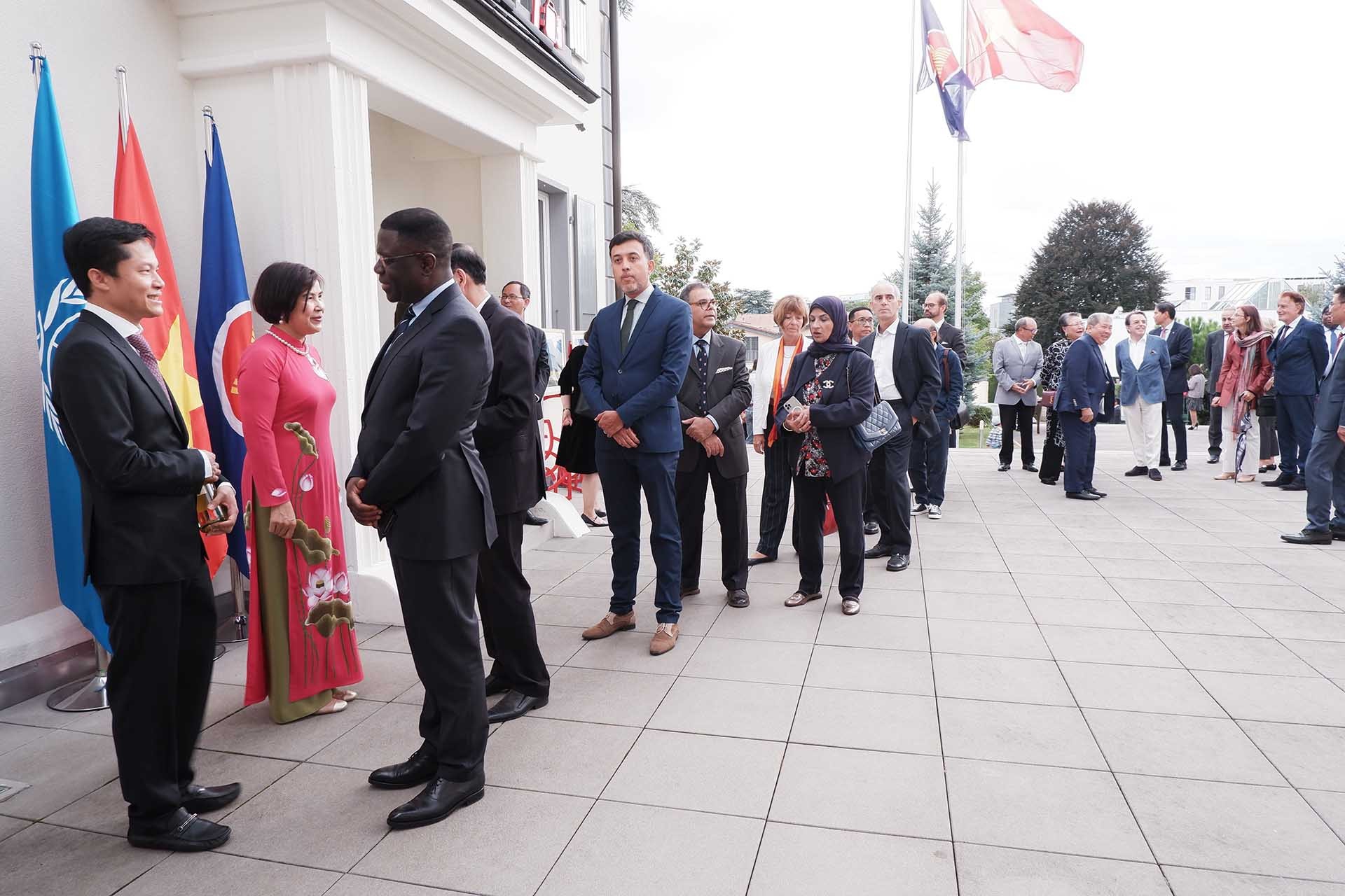 Đại sứ Lê Thị Tuyết Mai và Tham tán Công sứ Cung Đức Hân chào đón khách đến dự Lễ kỷ niệm tại Phái đoàn Việt Nam ở Geneva. (Nguồn: TTXVN)