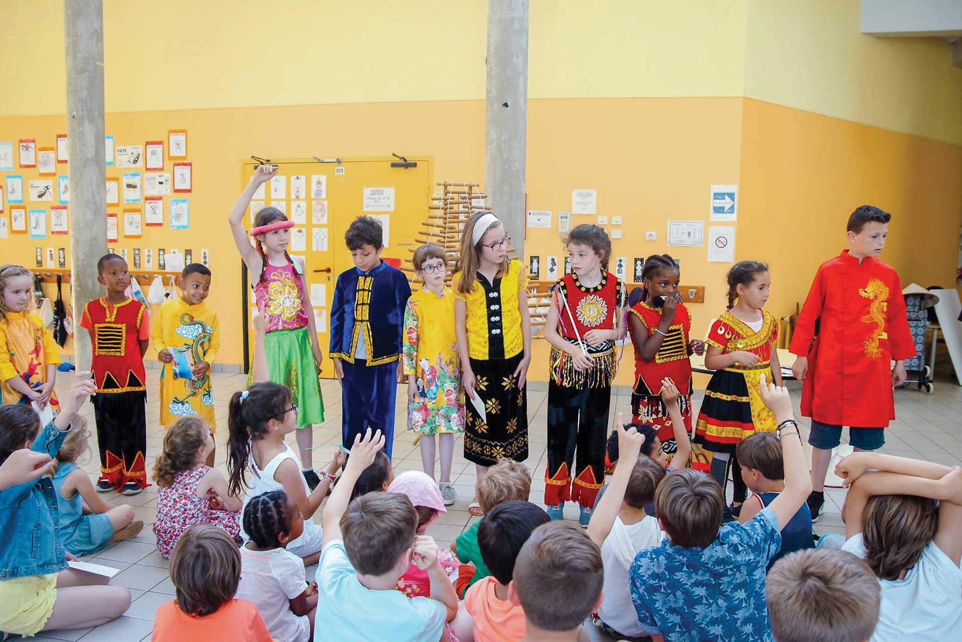 Các học sinh trường tiểu học Francoise Giroud (Nantes, Pháp) hào hứng trước các câu hỏi trong tiết học về văn hóa Việt Nam. (Ảnh: NVCC)