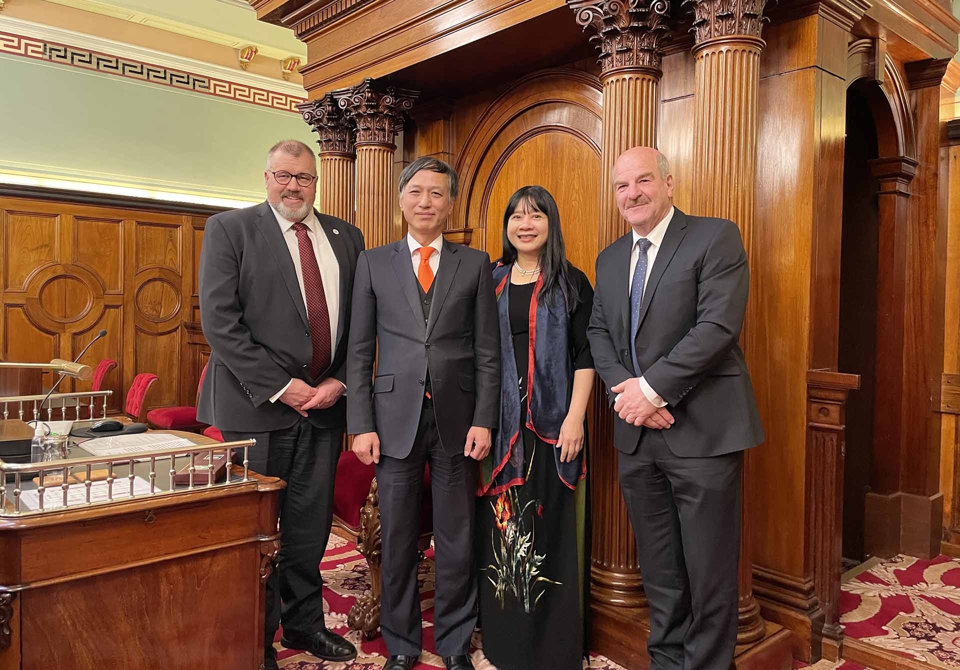 Chủ tịch Thượng viện Craig Farrell, Chủ tịch Hạ viện Mark Shelton tiếp Đại sứ Nguyễn Tất Thành. Chủ tịch Thượng viện Craig Farrell, Chủ tịch Hạ viện Mark Shelton tiếp Đại sứ Nguyễn Tất Thành.