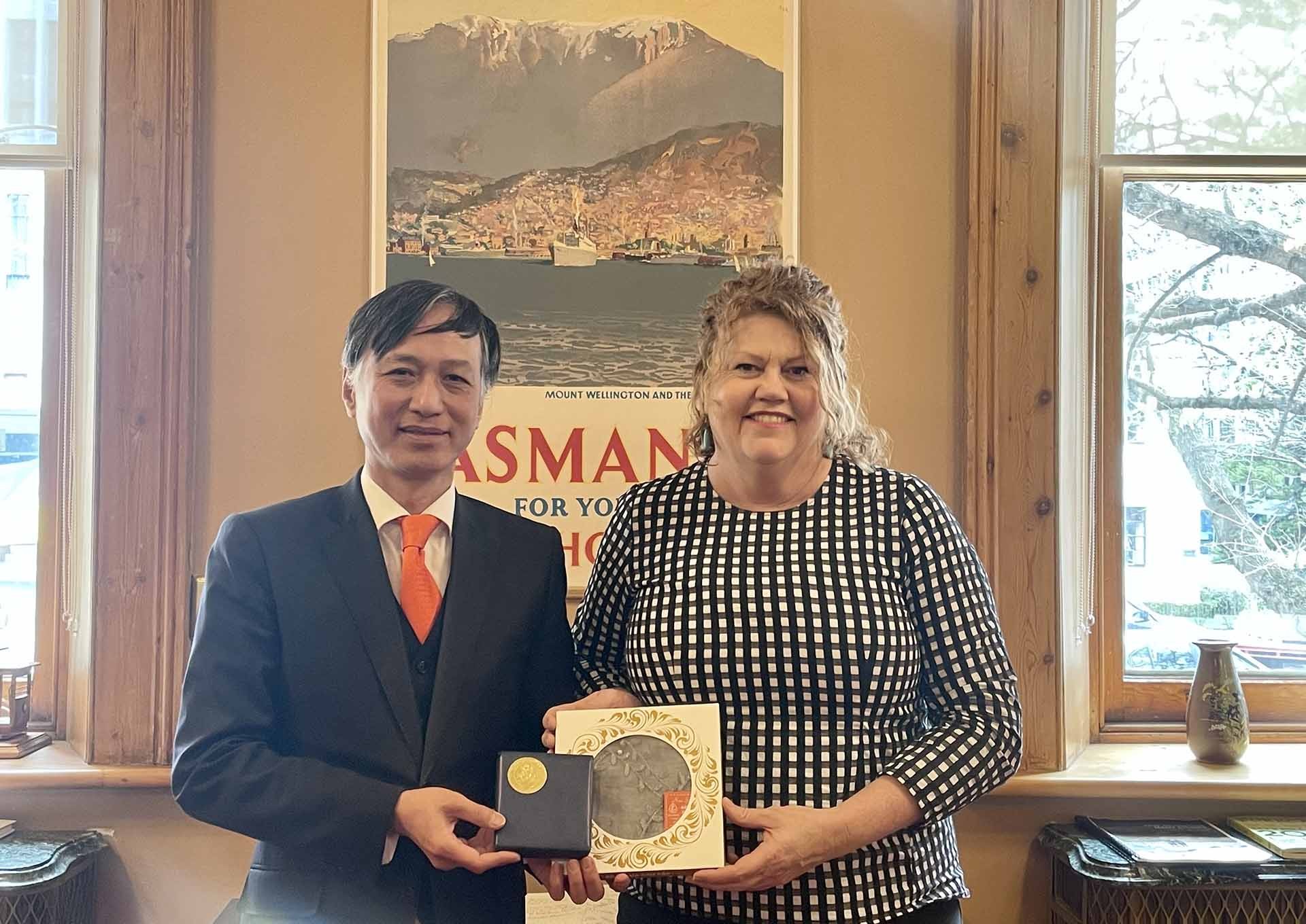 Thị trưởng Hobart và Đại sứ Nguyễn Tất Thành. Thị trưởng Hobart và Đại sứ Nguyễn Tất Thành.