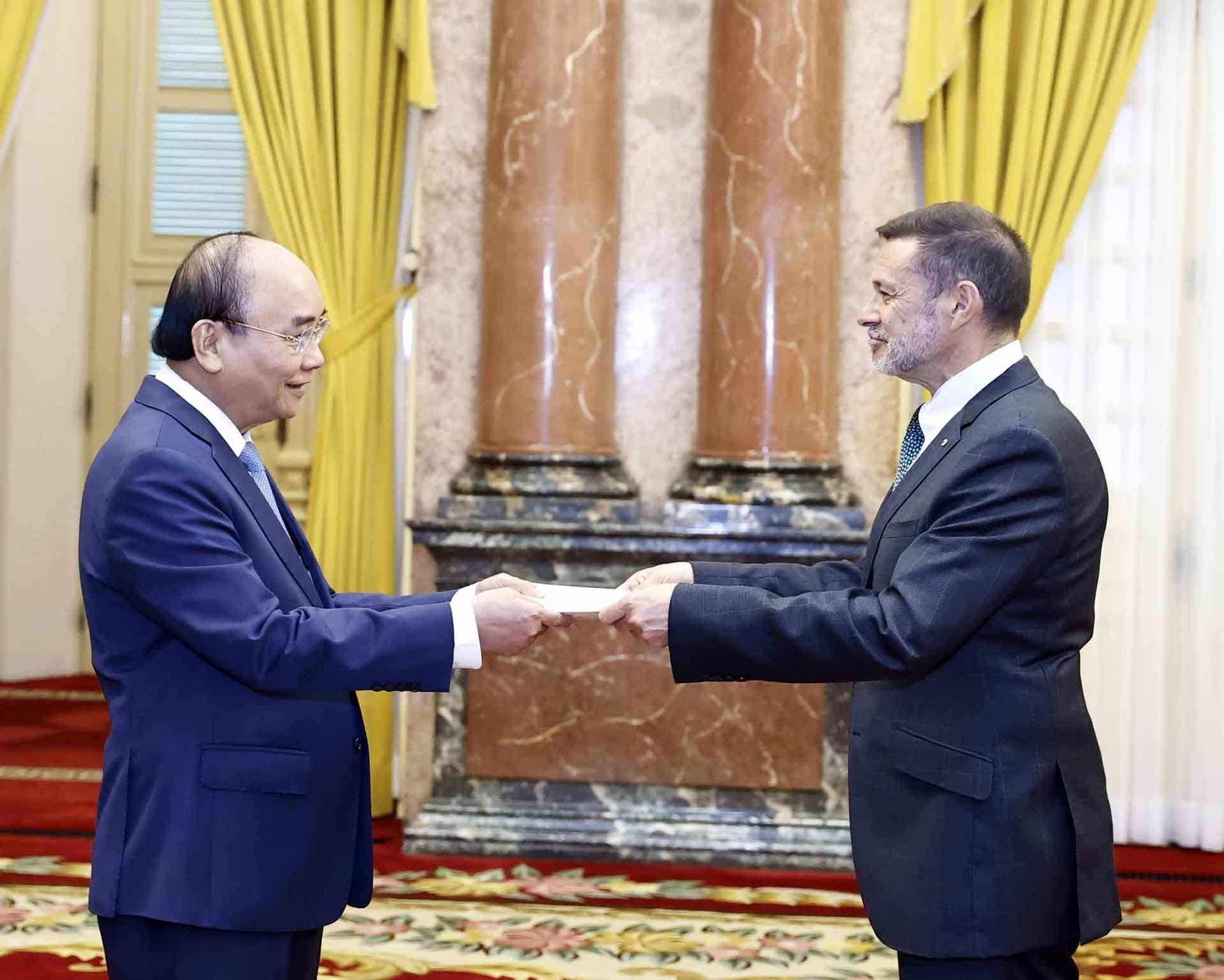 Chủ tịch nước Nguyễn Xuân Phúc tiếp các Đại sứ Hà Lan, Hungary, Australia và Luxembourg trình quốc thư