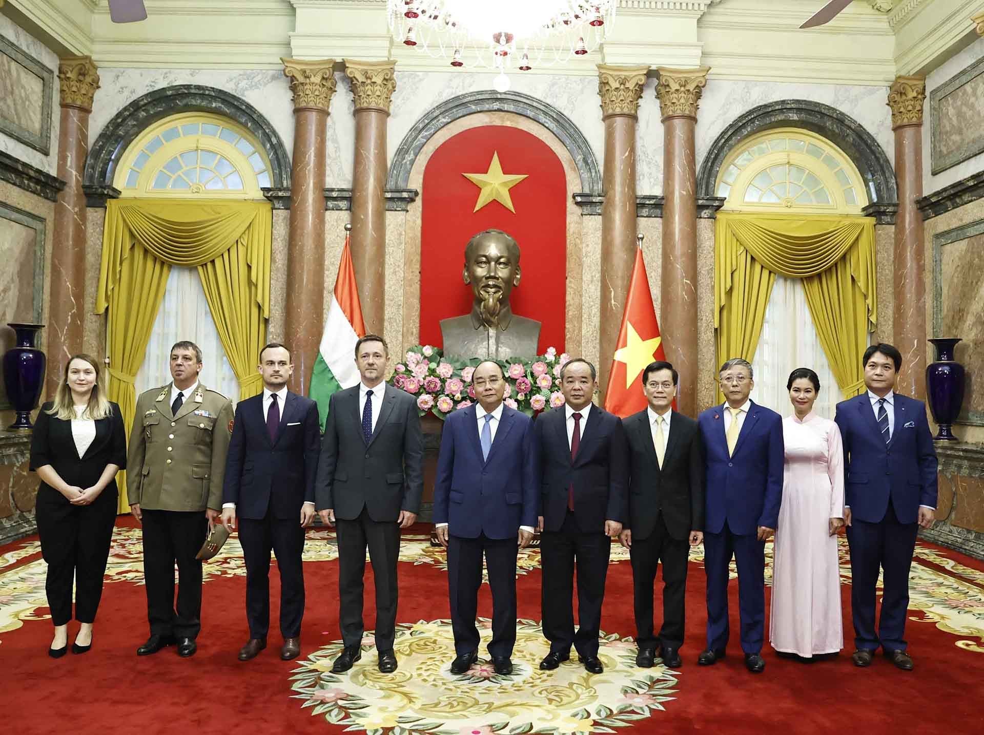 Chủ tịch nước Nguyễn Xuân Phúc tiếp các Đại sứ Hà Lan, Hungary, Australia và Luxembourg trình quốc thư