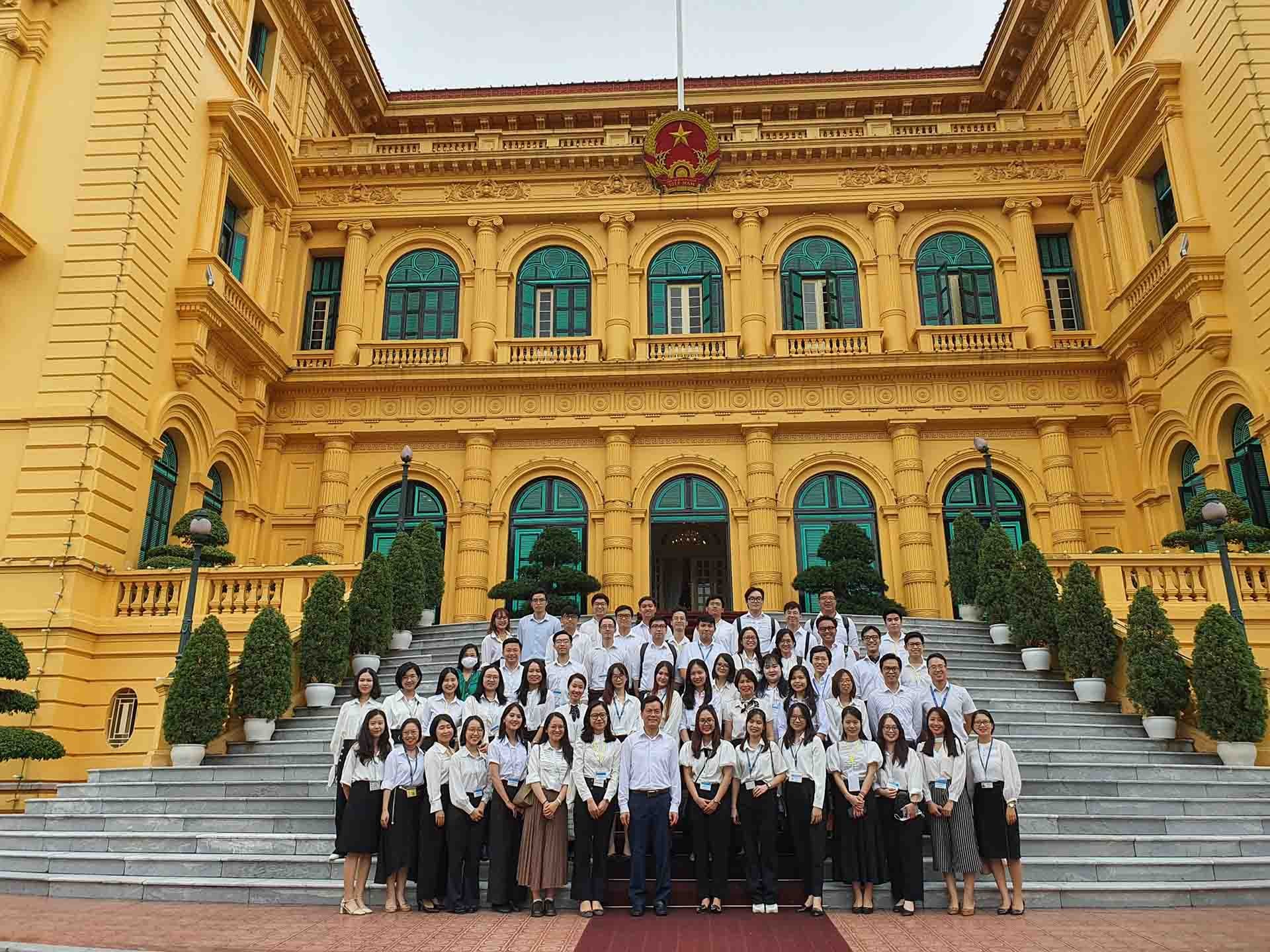 Các học viên của lớp bồi dưỡng Tiền công vụ năm 2022 tại Phủ Chủ tịch. Các học viên của lớp bồi dưỡng Tiền công vụ năm 2022 tại Phủ Chủ tịch.