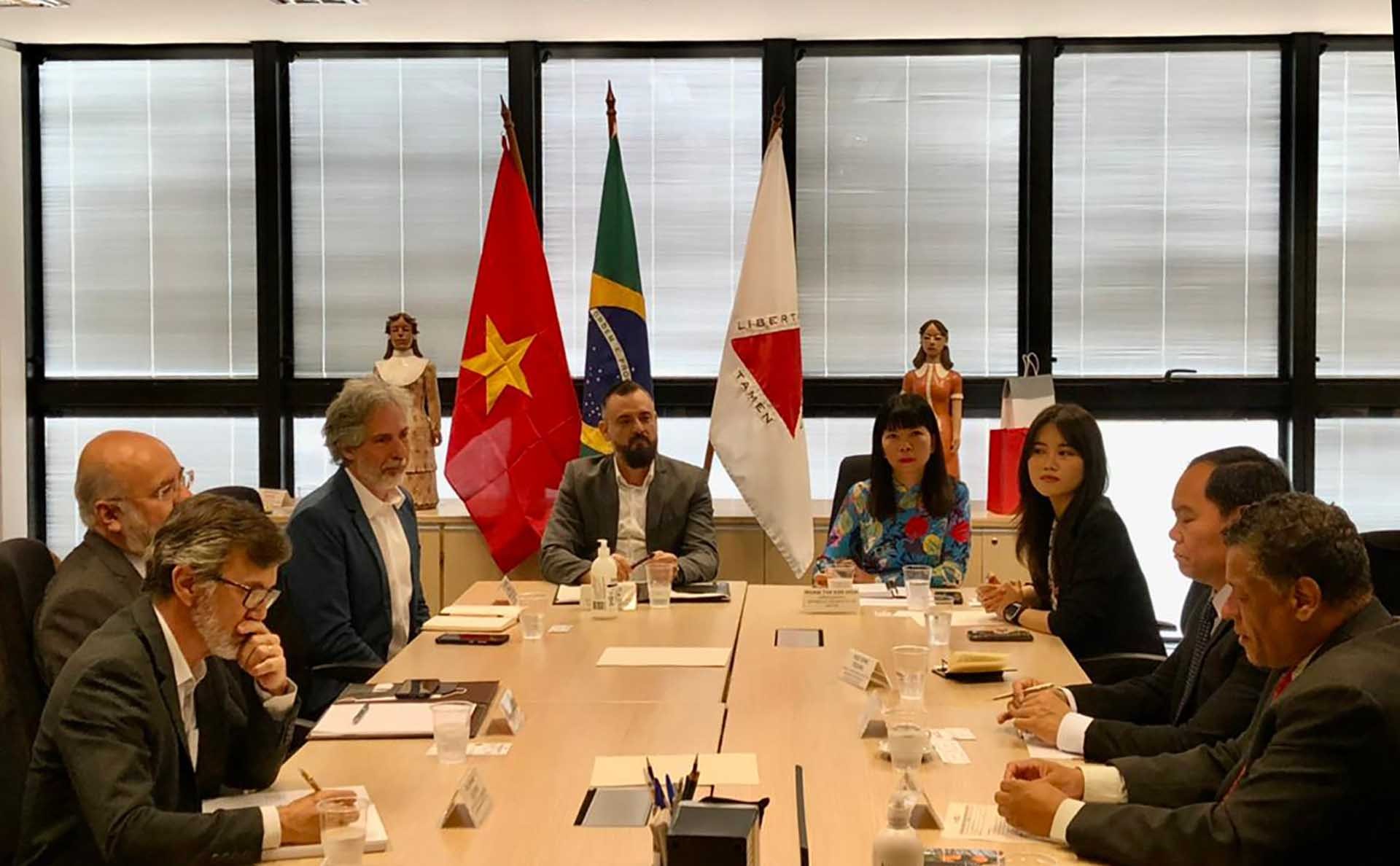 Đại sứ Phạm Thị Kim Hoa làm việc với lãnh đạo bang Minas Gerais. (Nguồn: ĐSQ Việt Nam tại Brazi) Đại sứ Phạm Thị Kim Hoa làm việc với lãnh đạo bang Minas Gerais. (Nguồn: ĐSQ Việt Nam tại Brazi)