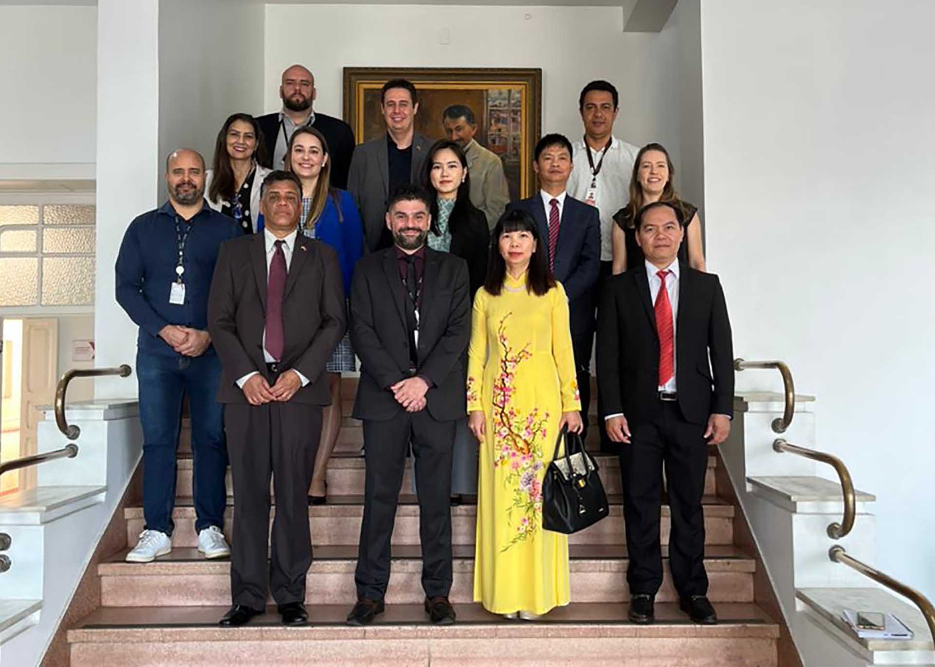 Đại sứ Phạm Thị Kim Hoa thăm Viện nghiên cứu khoa học, sinh học và công nghệ Ezequiel Dias (FUNED). (Nguồn: ĐSQ Việt Nam tại Brazil) Đại sứ Phạm Thị Kim Hoa thăm Viện nghiên cứu khoa học, sinh học và công nghệ Ezequiel Dias (FUNED). (Nguồn: ĐSQ Việt Nam tại Brazil)