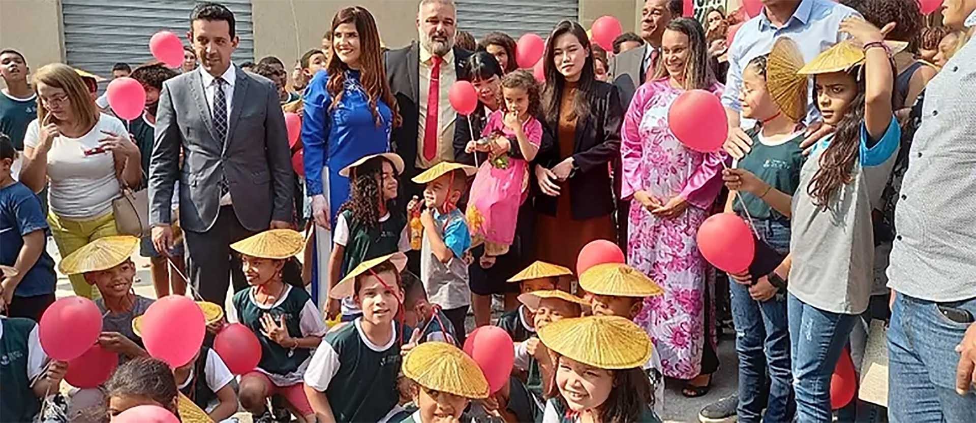 Đại sứ Phạm Thị Kim Hoa và học sinh trường Treinitec. (Nguồn: ĐSQ Việt Nam tại Brazil) Đại sứ Phạm Thị Kim Hoa và học sinh trường Treinitec. (Nguồn: ĐSQ Việt Nam tại Brazil)