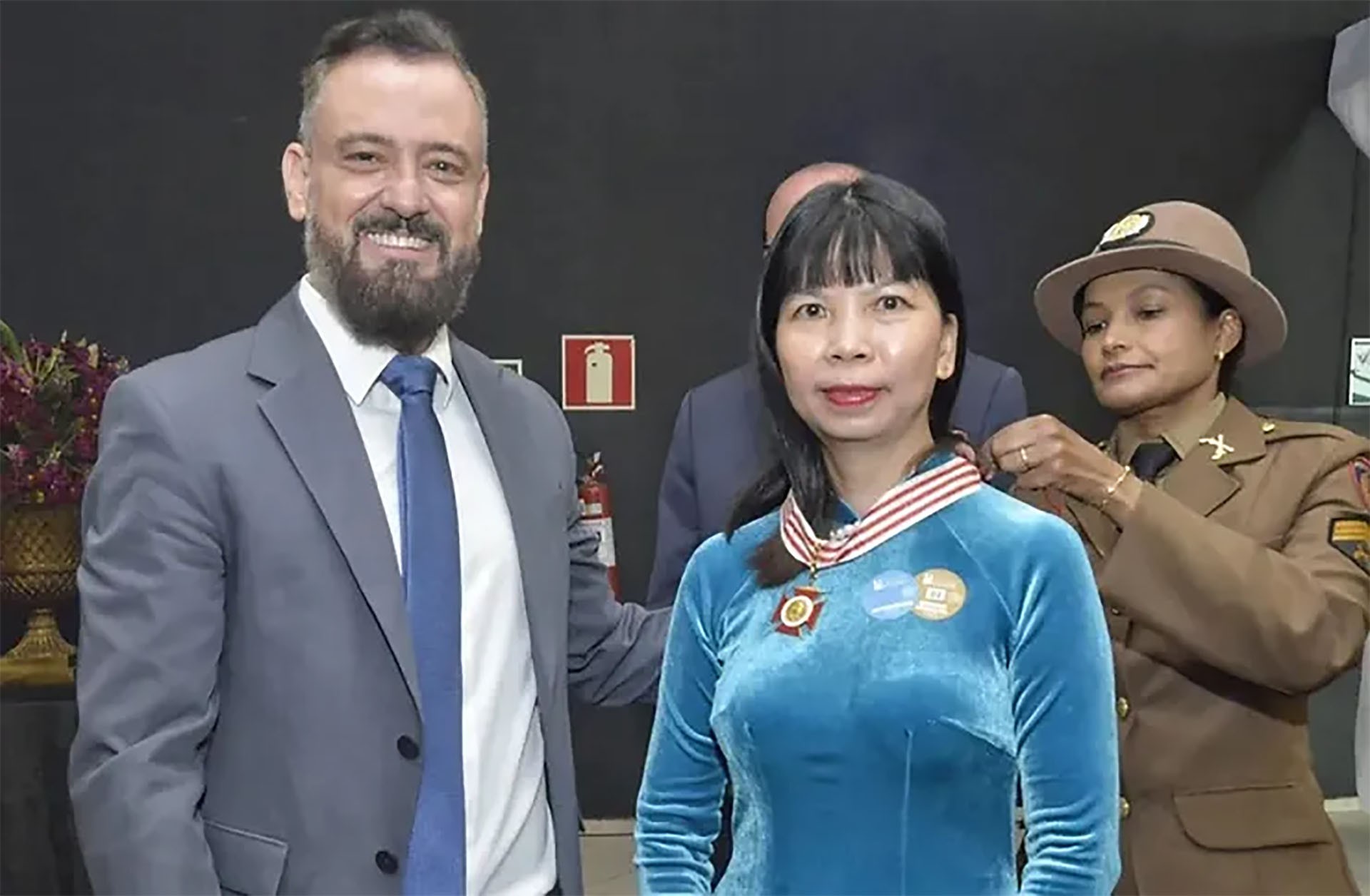 Đại sứ đã vinh dự nhận được huân chương danh dự của Hội đồng Huân chương Juscelino Kubitschek trao tặng. (Nguồn: ĐSQ Việt Nam tại Brazil) Đại sứ đã vinh dự nhận được huân chương danh dự của Hội đồng Huân chương Juscelino Kubitschek trao tặng. (Nguồn: ĐSQ Việt Nam tại Brazil)