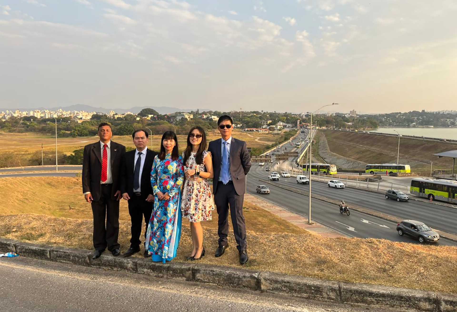 Đại sứ Phạm Thị Kim Hoa thăm đường Việt Nam. (Nguồn: ĐSQ Việt Nam tại Brazil) Đại sứ Phạm Thị Kim Hoa thăm đường Việt Nam. (Nguồn: ĐSQ Việt Nam tại Brazil)