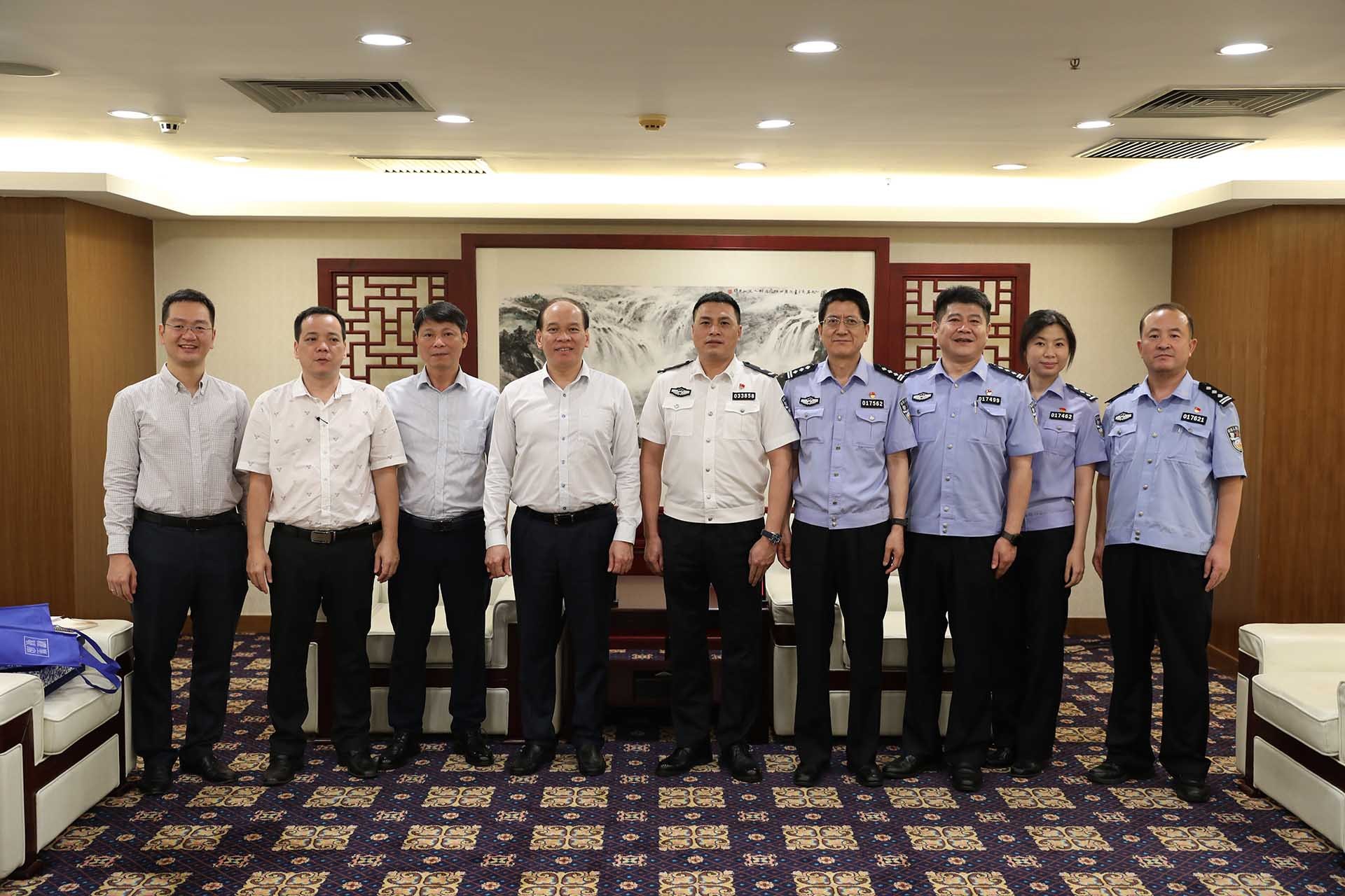 Các đại biểu chụp ảnh lưu niệm.