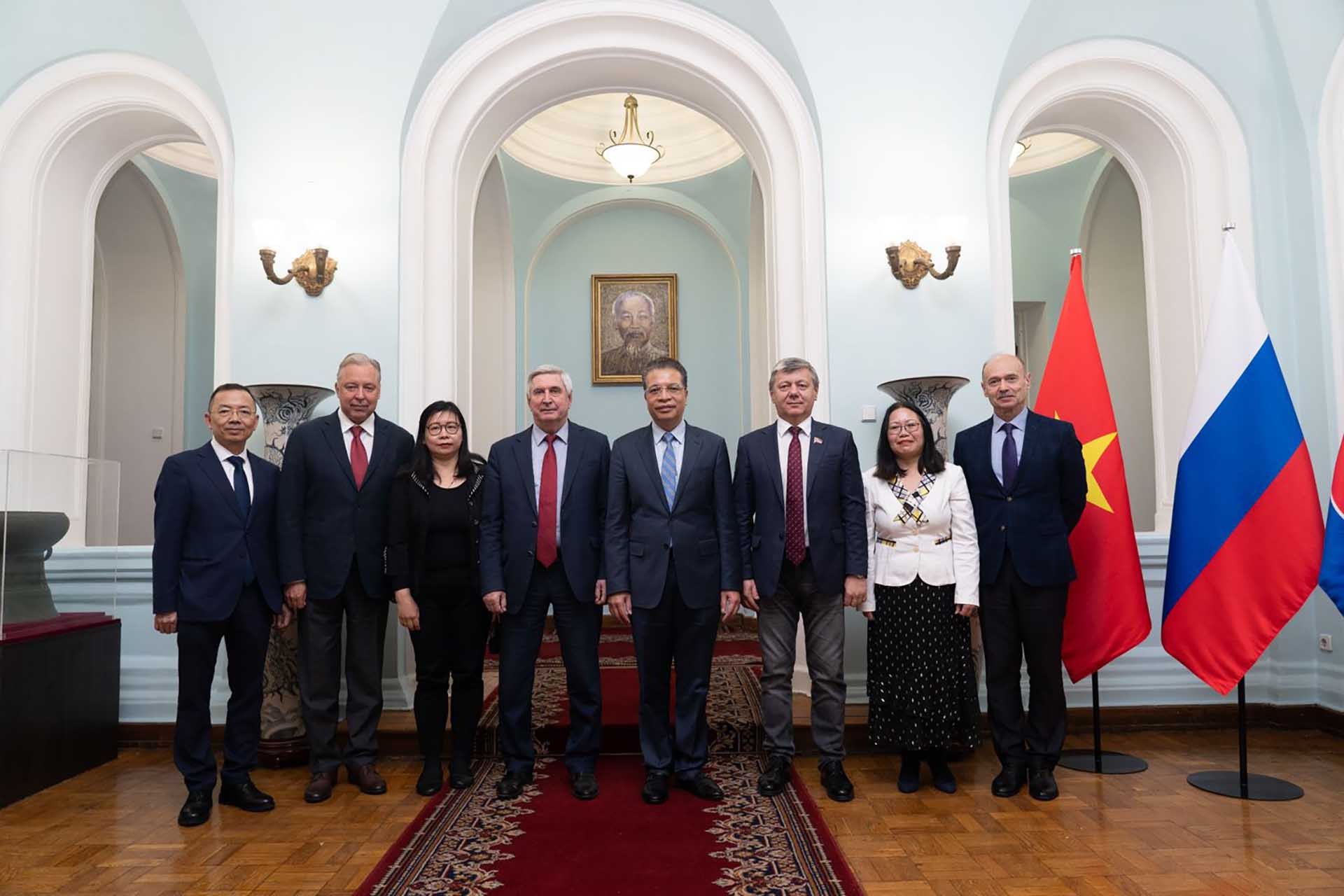 Các đại biểu chụp ảnh lưu niệm.