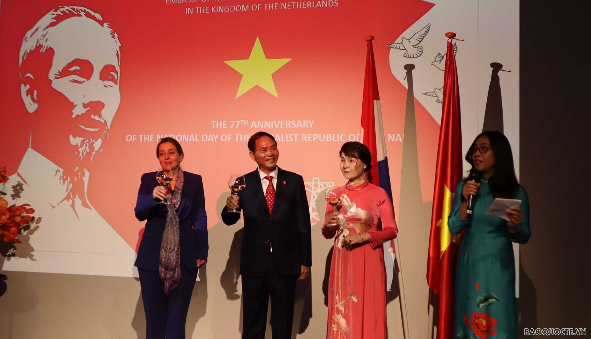 Đại sứ Phạm Việt Anh và các đại biểu. Đại sứ Phạm Việt Anh và các đại biểu.