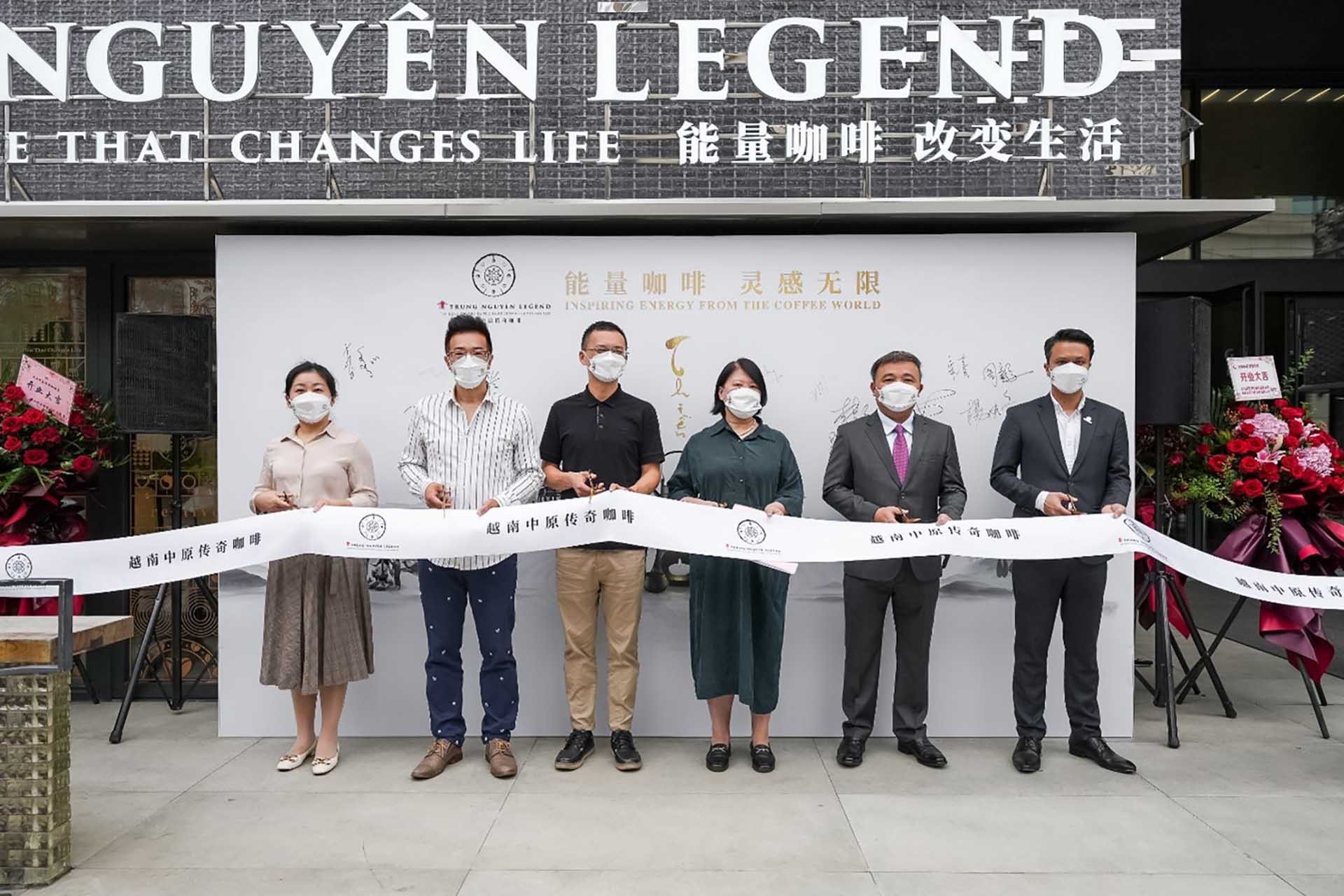 Các đại biểu cắt băng khai trương.