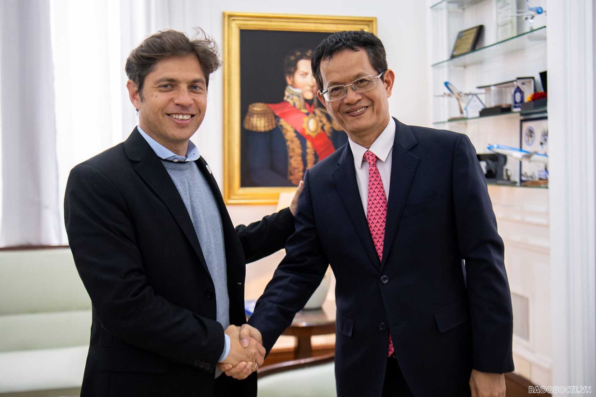 Đại sứ Dương Quốc Thanh và Thống đốc tỉnh Buenos Aires Axel Kicillof. Đại sứ Dương Quốc Thanh và Thống đốc tỉnh Buenos Aires Axel Kicillof.