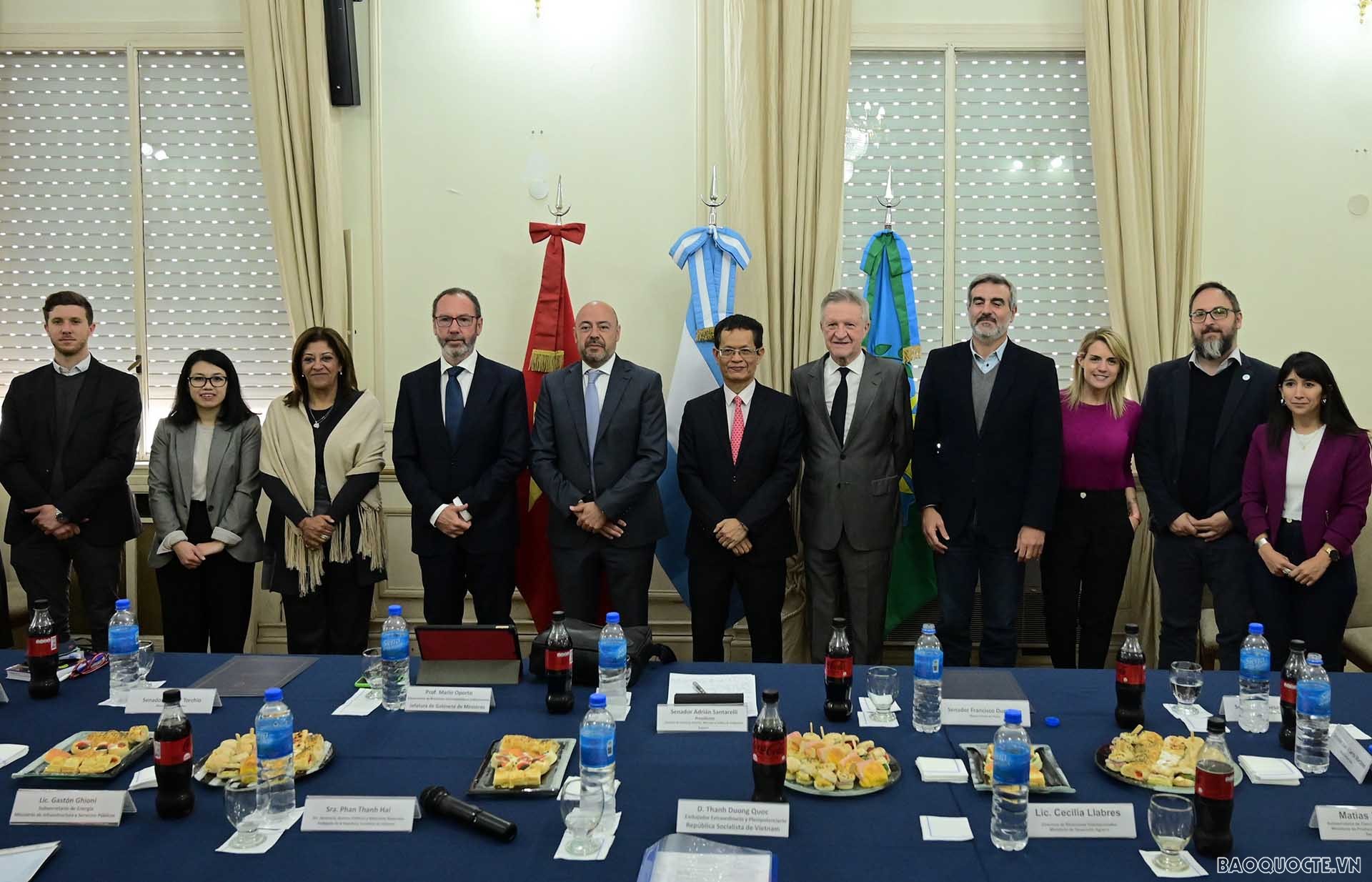 Đại sứ Dương Quốc Thanh làm việc với cơ quan chính quyền và lập pháp tỉnh Buenos Aires. Đại sứ Dương Quốc Thanh làm việc với cơ quan chính quyền và lập pháp tỉnh Buenos Aires.