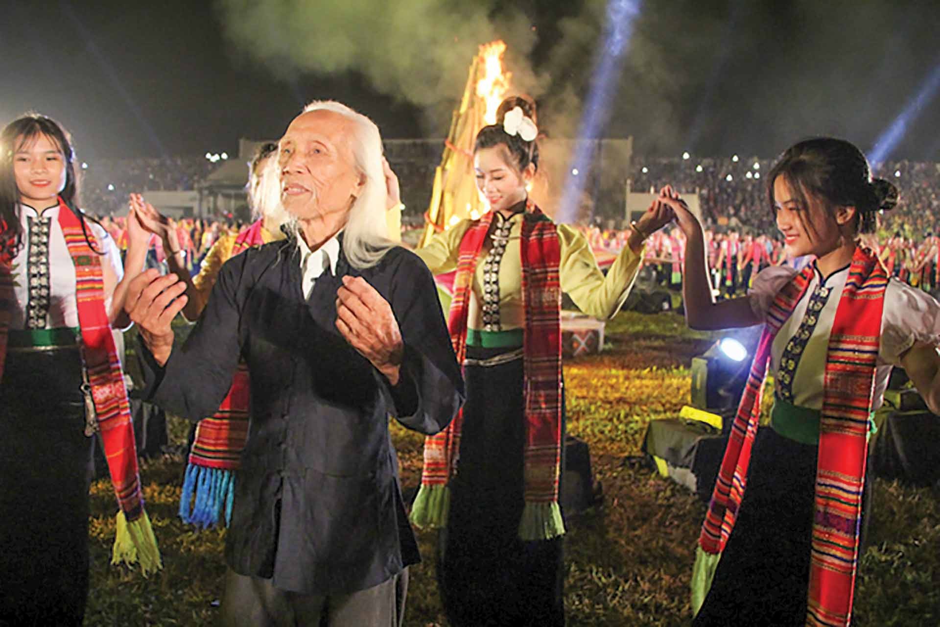 Nghệ nhân Lò Văn Biến cùng các diễn viên quần chúng trong màn đại xòe tại Lễ hội Văn hóa-Du lịch Mường Lò năm 2019. (Ảnh: Lê Thương) Nghệ nhân Lò Văn Biến cùng các diễn viên quần chúng trong màn đại xòe tại Lễ hội Văn hóa-Du lịch Mường Lò năm 2019. (Ảnh: Lê Thương)