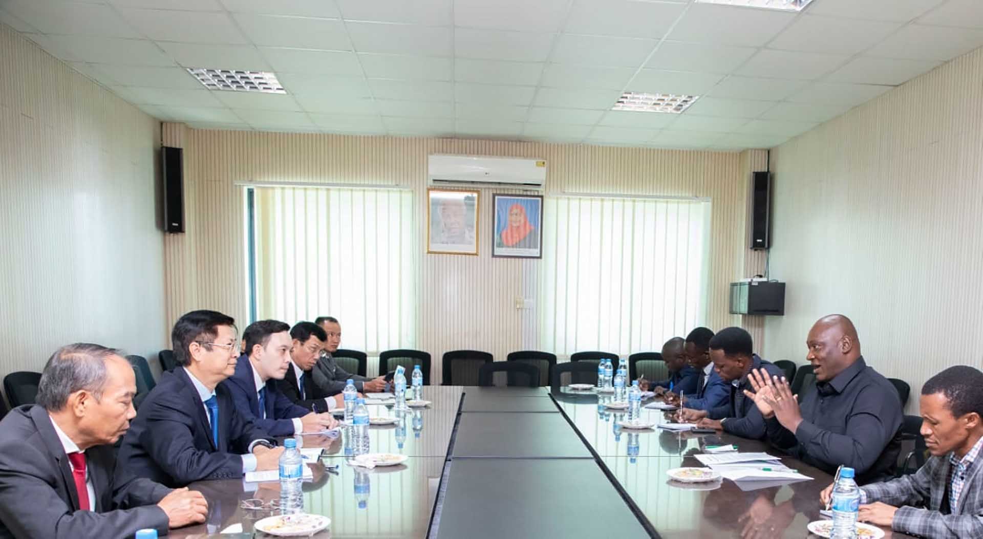 Đoàn làm việc với Tổng Thư ký Đảng Cách mạng Tanzania.