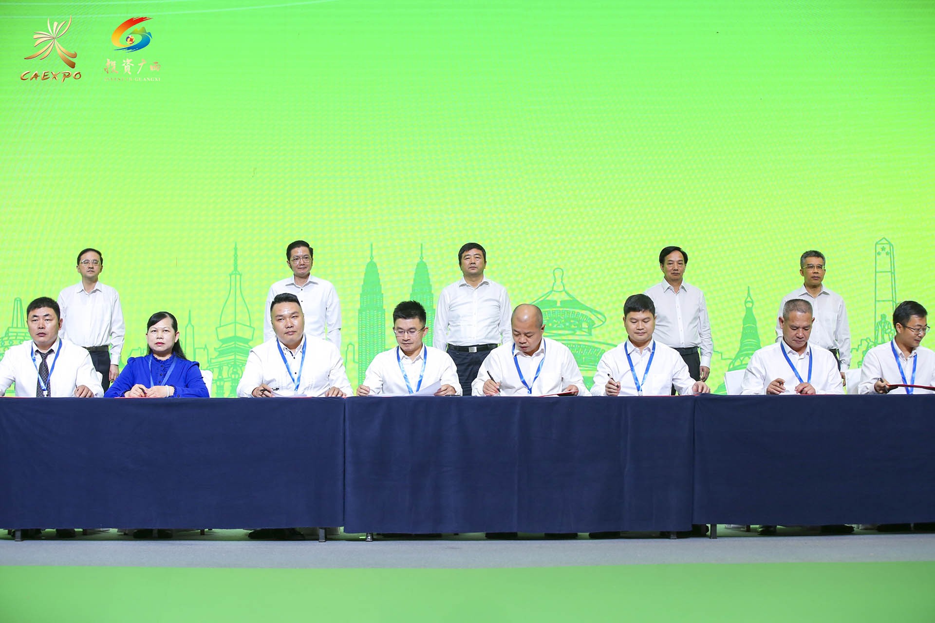 Lễ ký kết văn kiện hợp tác giữa các doanh nghiệp