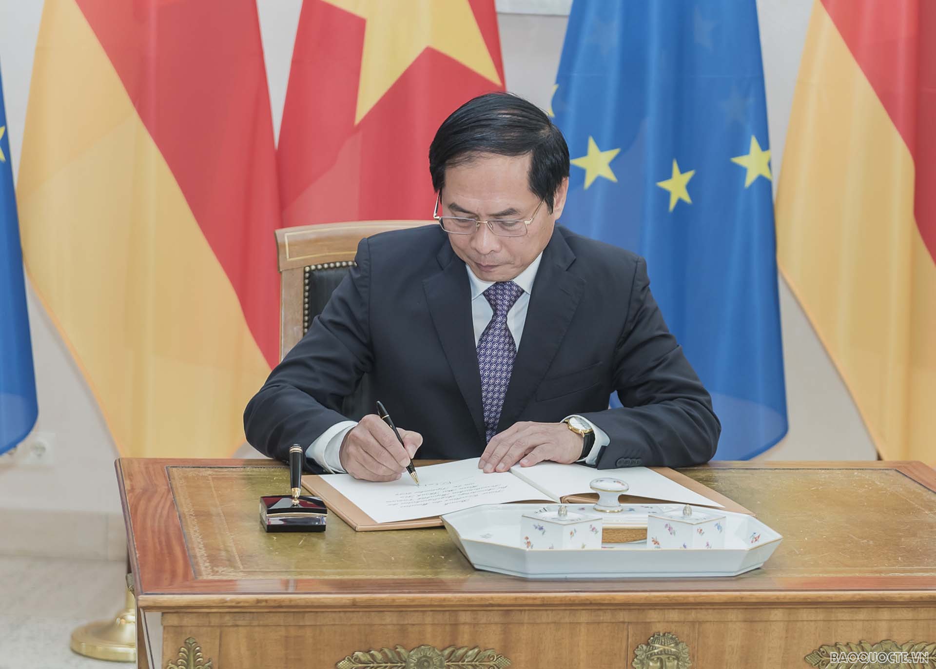 Bộ trưởng Ngoại giao Bùi Thanh Sơn chào xã giao Tổng thống Đức Frank-Walter Steinmeier.