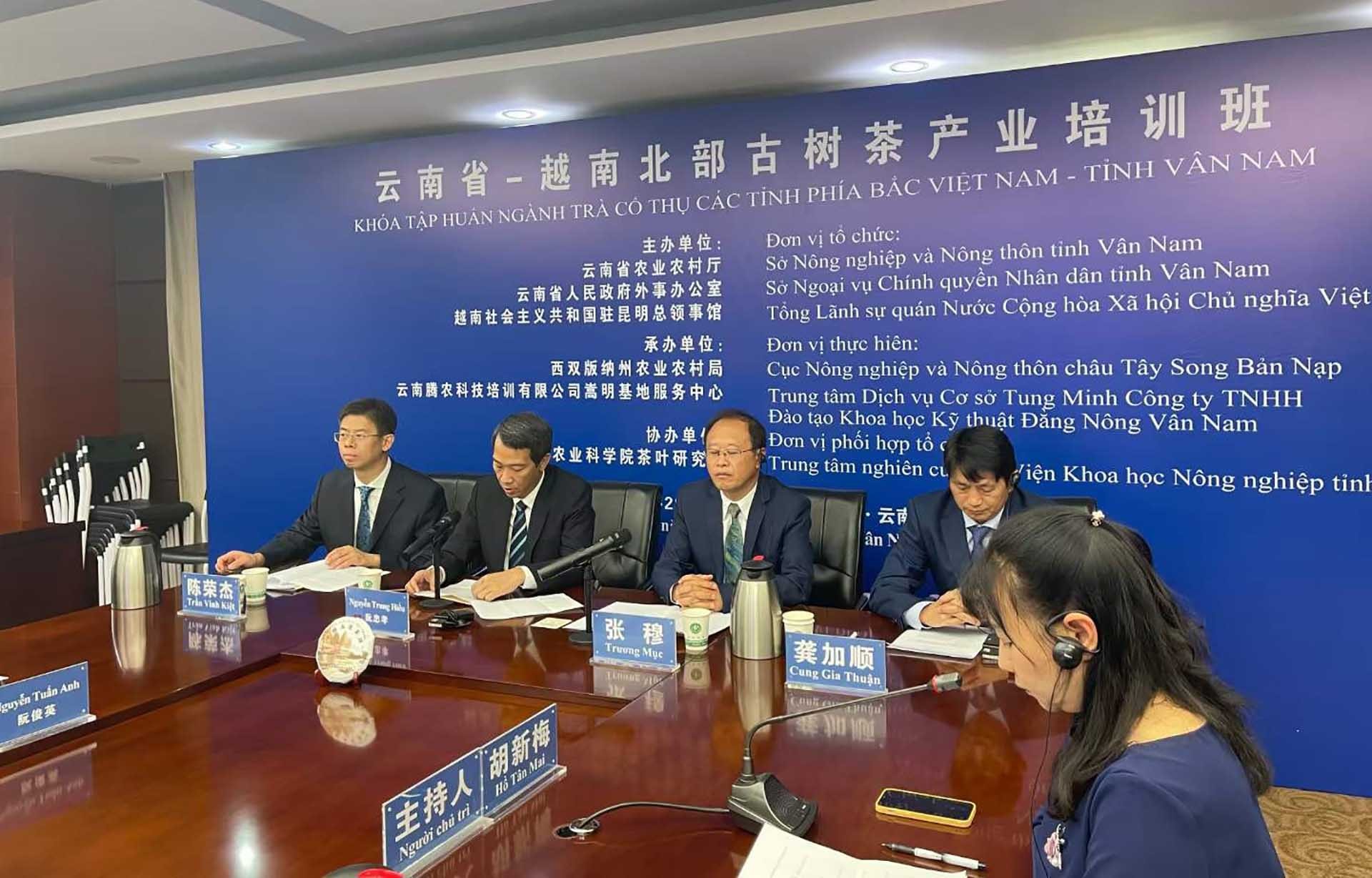 Tổng lãnh sự Nguyễn Trung Hiếu phát biểu tại Lễ khai giảng Khóa tập huấn về ngành công nghiệp trà cổ thụ tỉnh Vân Nam (Trung Quốc) và các tỉnh miền Bắc (Việt Nam).