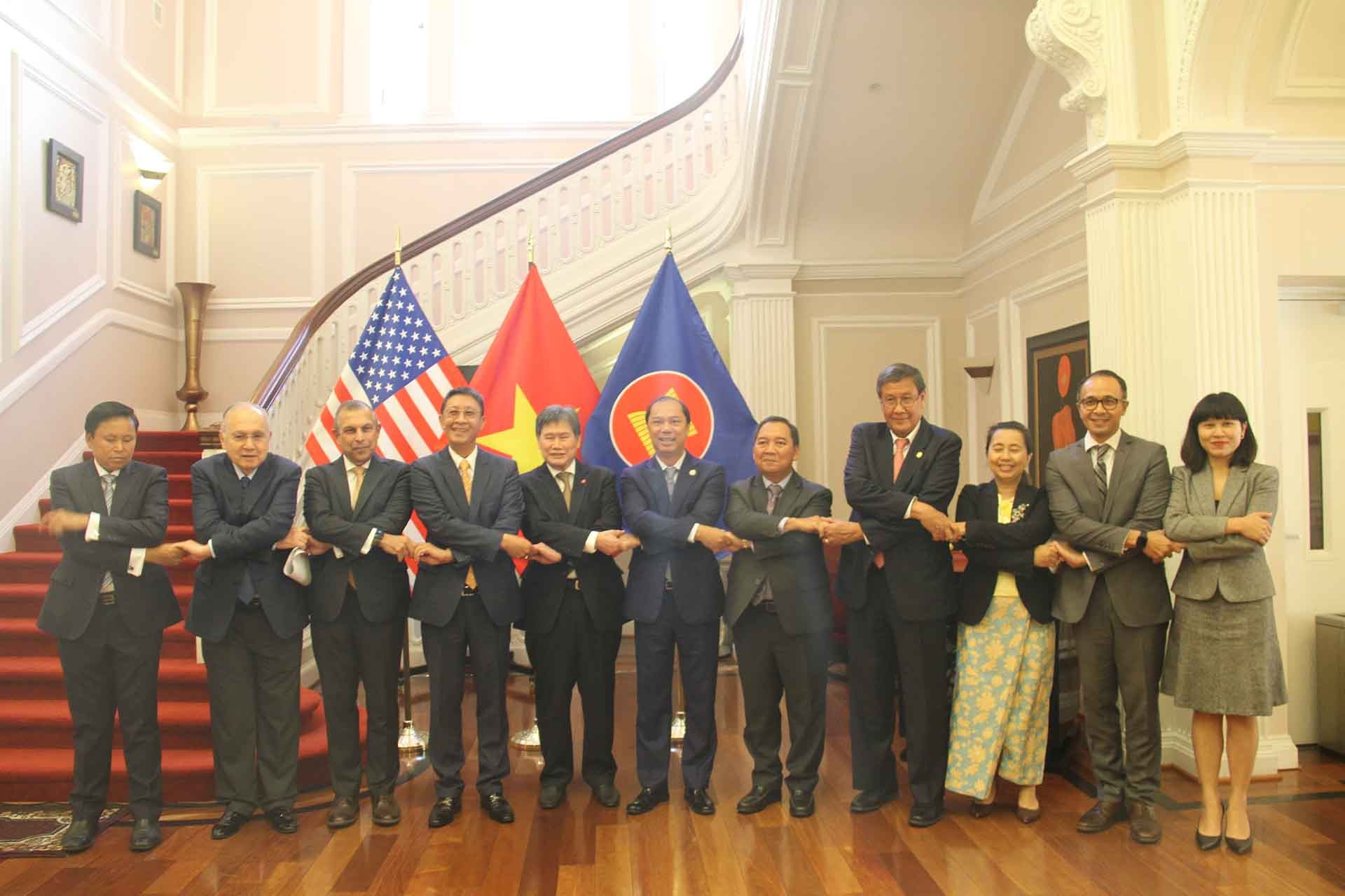 Các đại biểu chụp ảnh lưu niệm. Các đại biểu chụp ảnh lưu niệm.