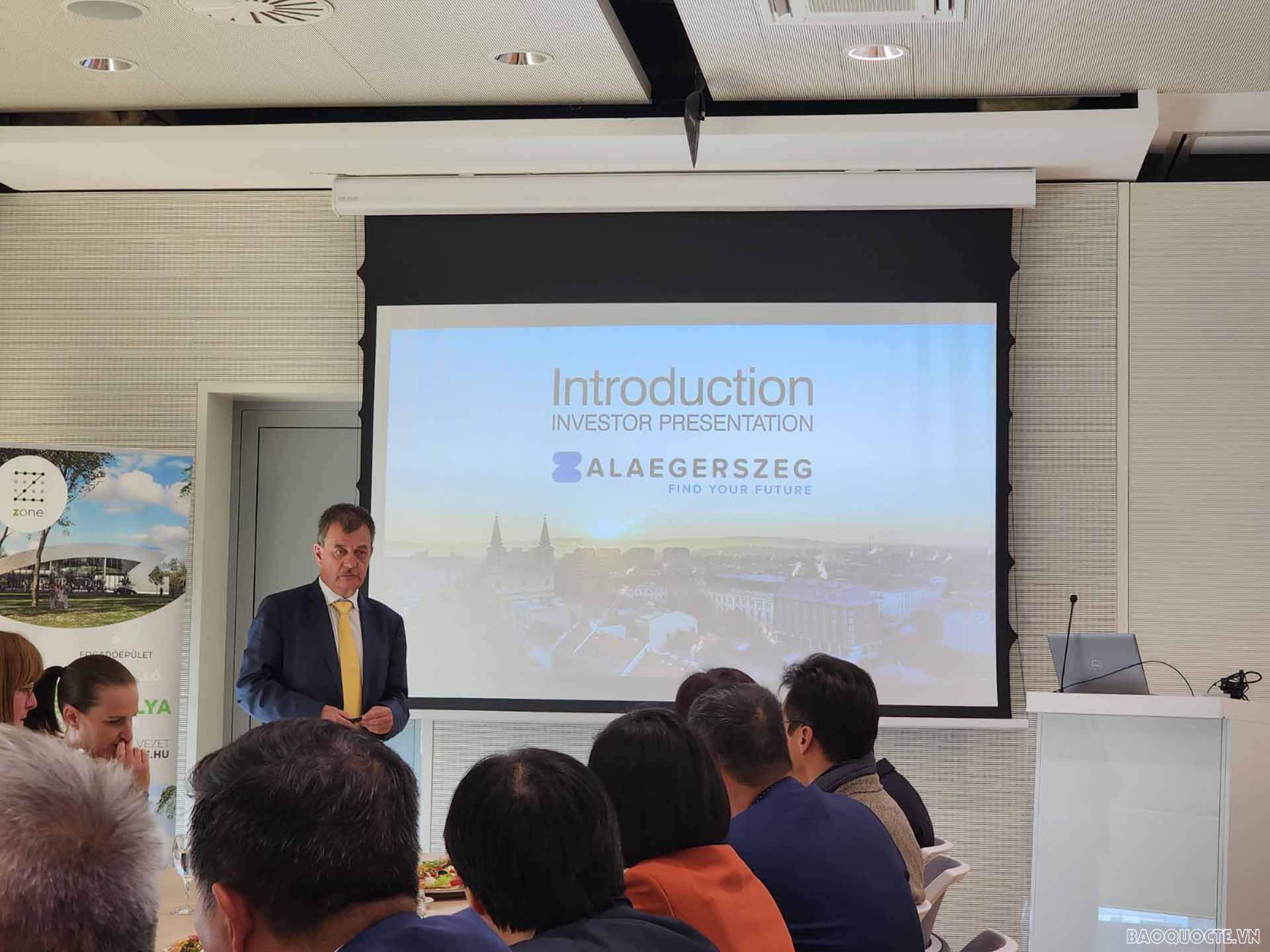 Đại sứ Nguyễn Thị Bích Thảo thăm và làm việc tại Zalazone.