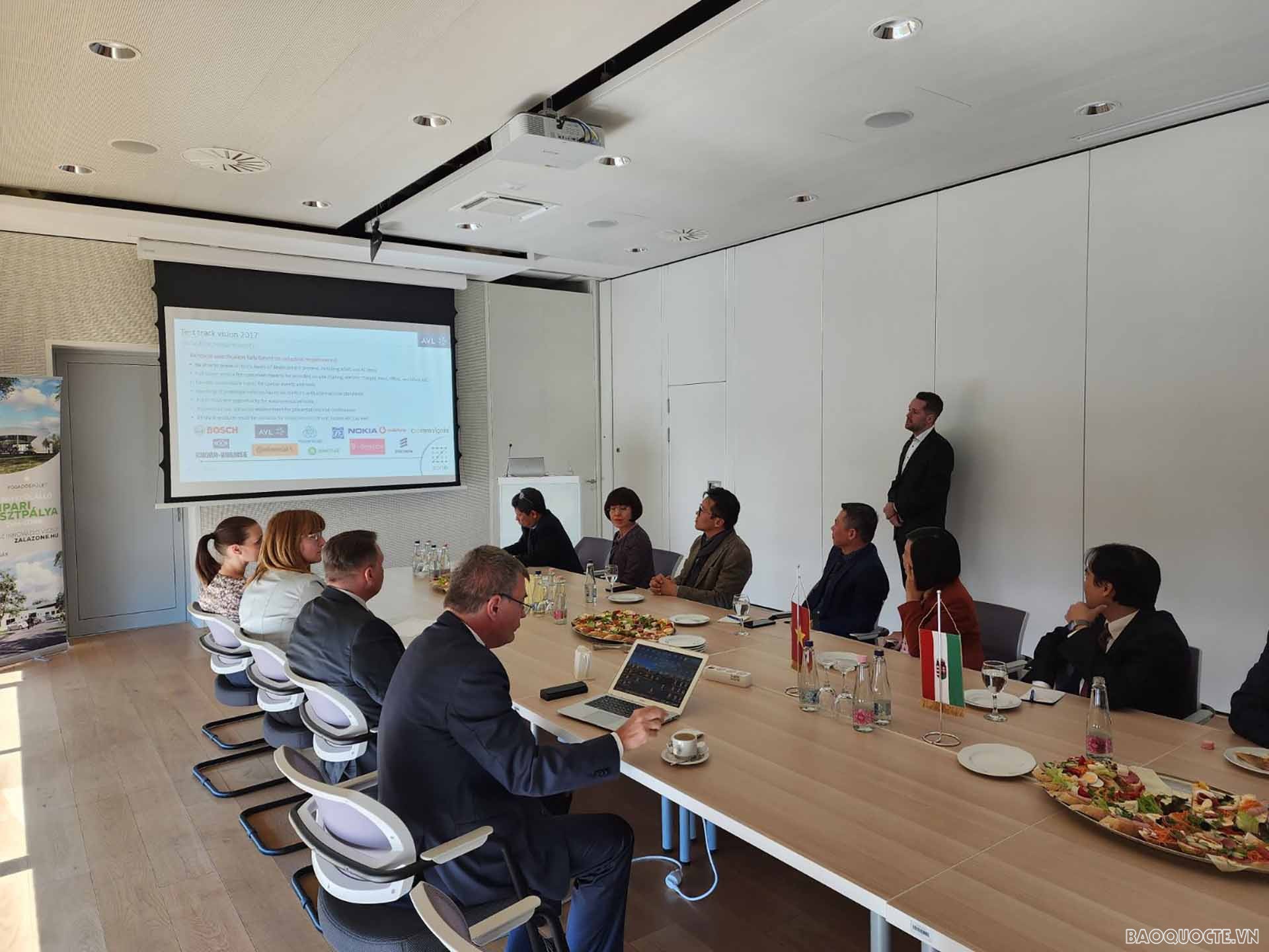 Đại sứ Nguyễn Thị Bích Thảo thăm và làm việc tại Zalazone.