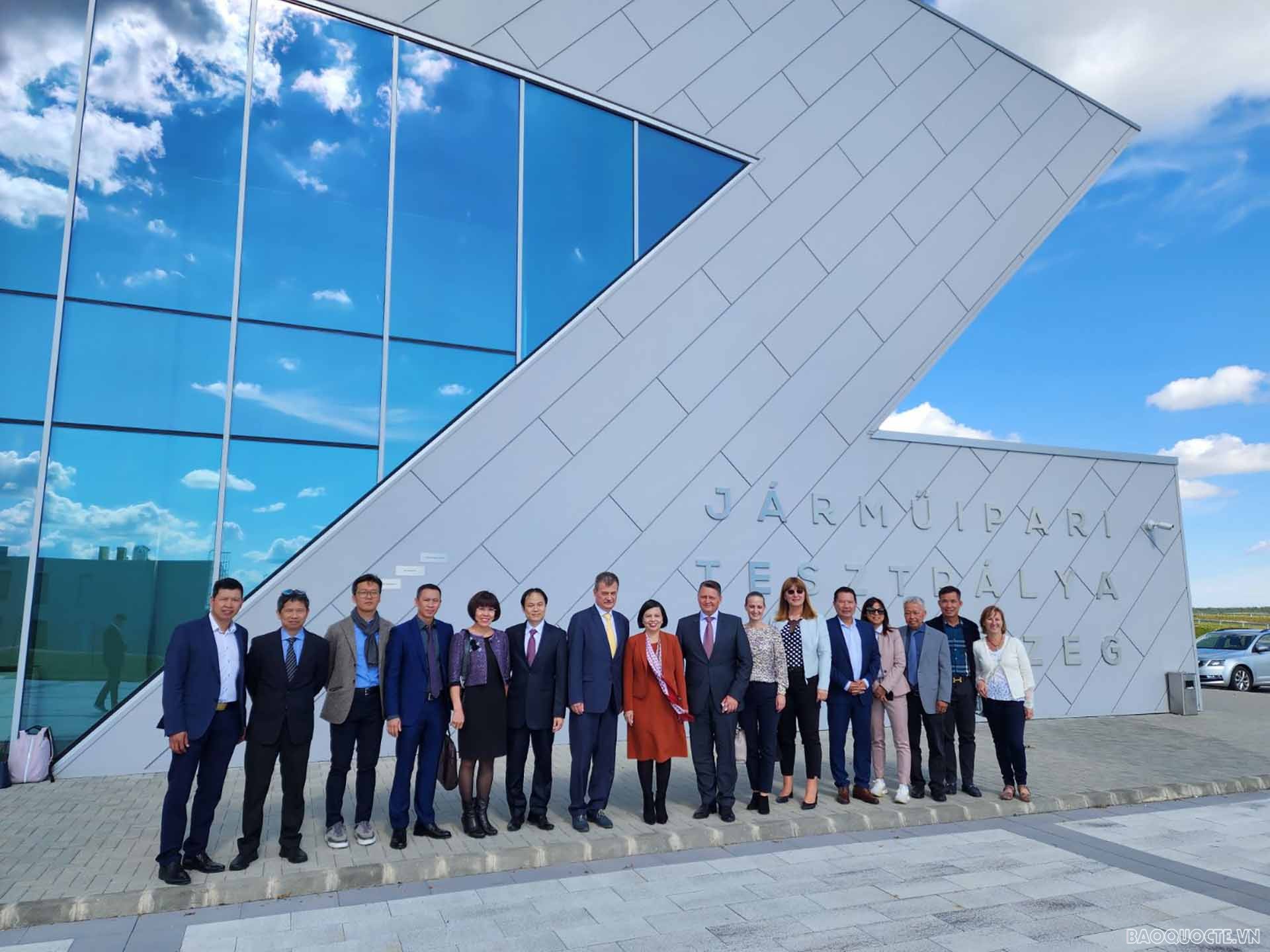 Đại sứ Nguyễn Thị Bích Thảo thăm và làm việc tại Zalazone.