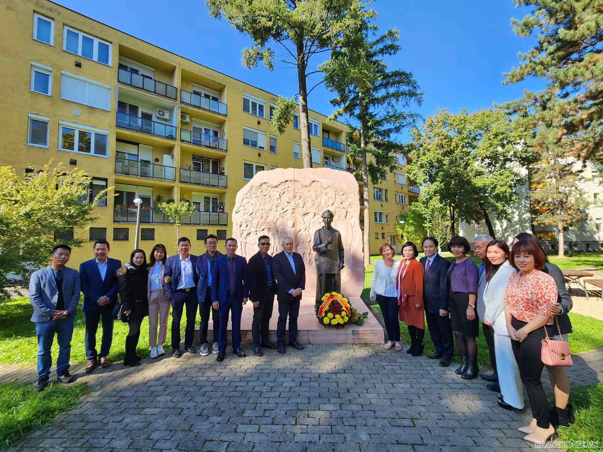 Đại sứ Nguyễn Thị Bích Thảo và Đoàn công tác dâng hoa tại Tượng đài Chủ tịch Hồ Chí Minh ở thành phố Zalaegerszeg. (Nguồn: ĐSQ Việt Nam tại Hungary)