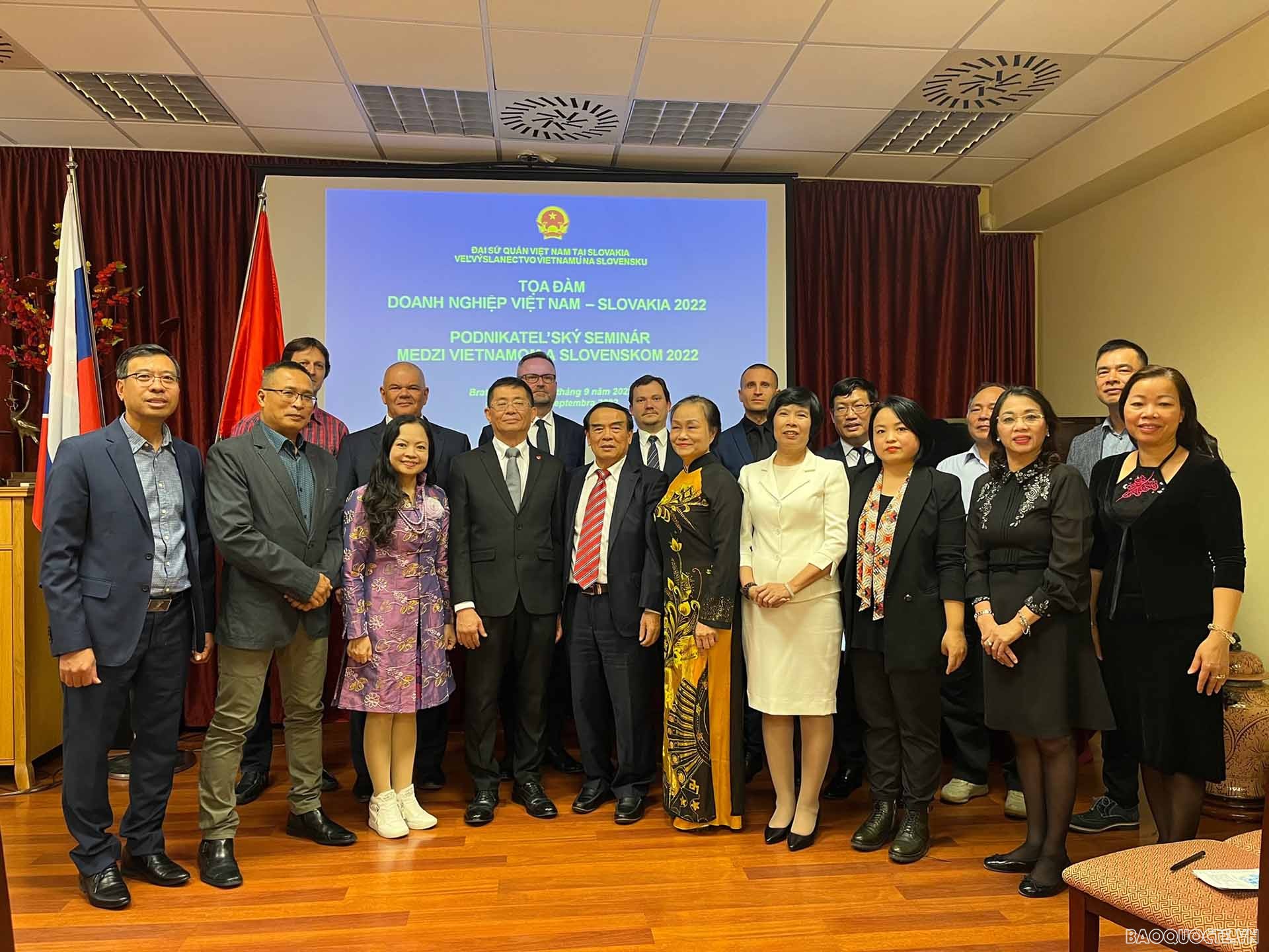 Các đại biểu chụp ảnh lưu niệm.